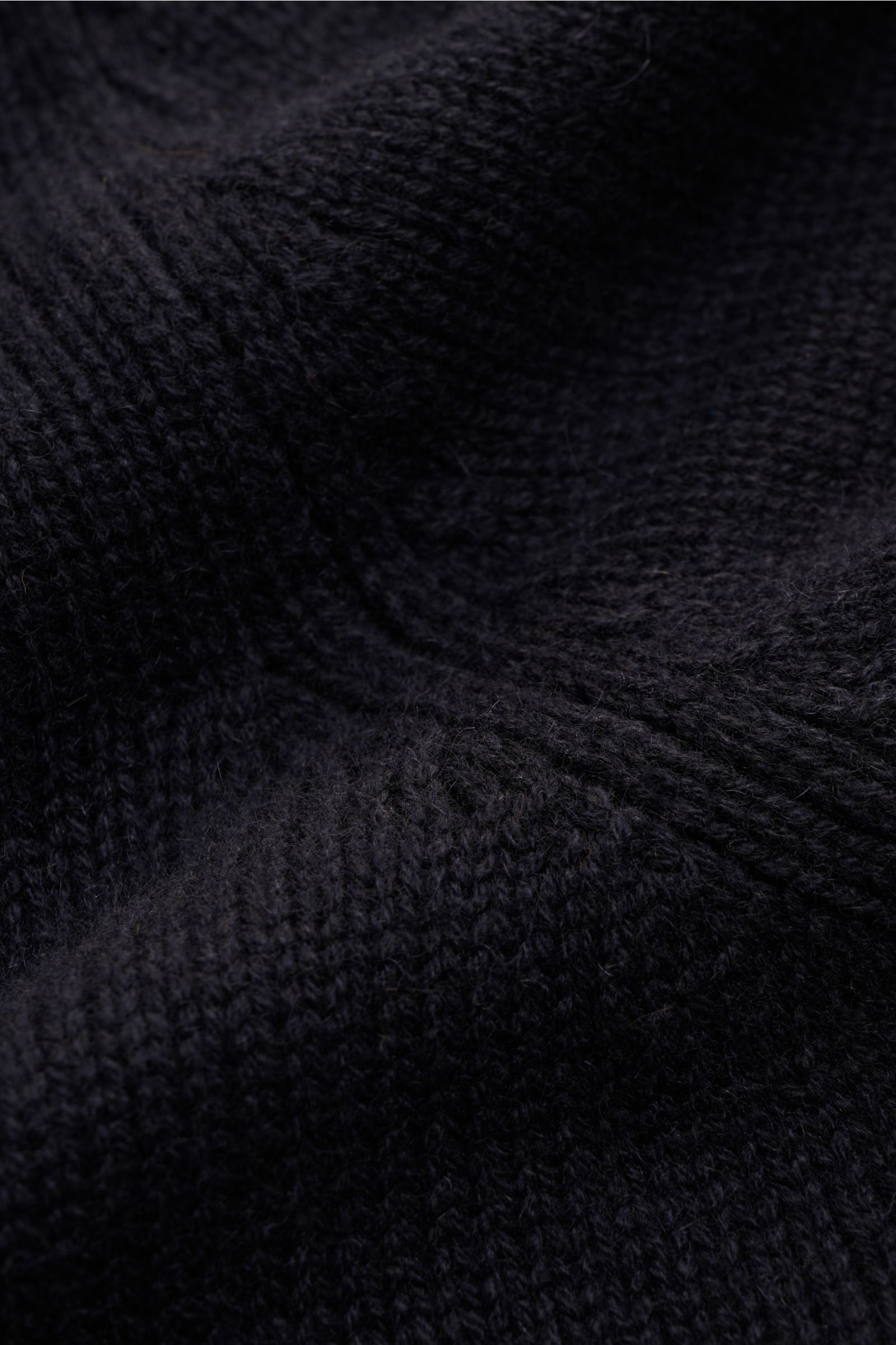 Nahaufnahme des Bruno Manetti Cashmere Rundhalspullover navy, zeigt weiches, mittelfeines Strickbild und Rippbündchen aus reiner Cashmere.