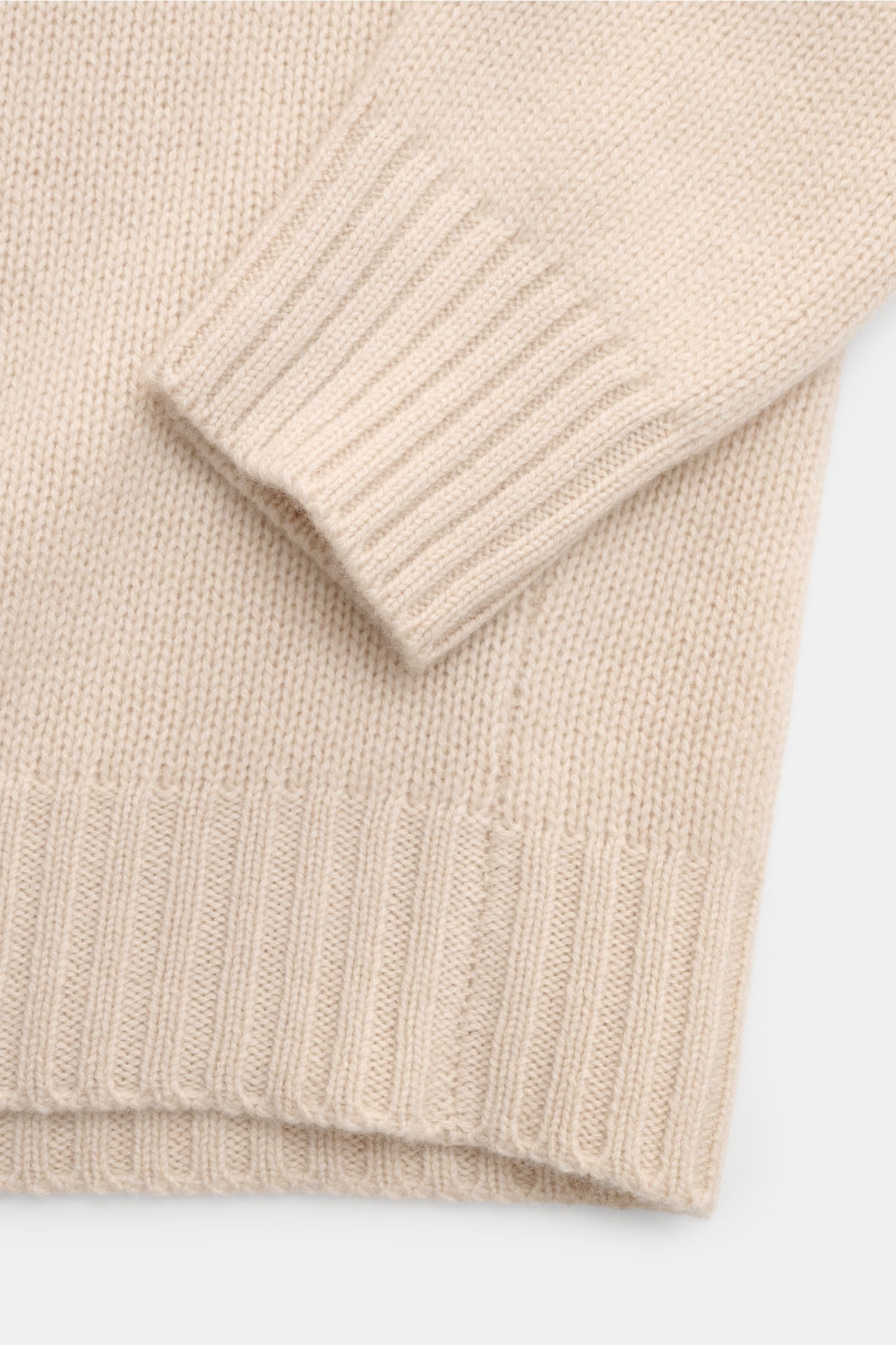 Close-up view of the Bruno Manetti Cashmere Rundhalspullover beige, showing soft cashmere fabric with mittelfeines Strickbild, slim fit, round neckline, and comfortable ribbed cuffs and hem. Einmal anziehen, nie mehr missen wollen – dieser Rundhalspullove