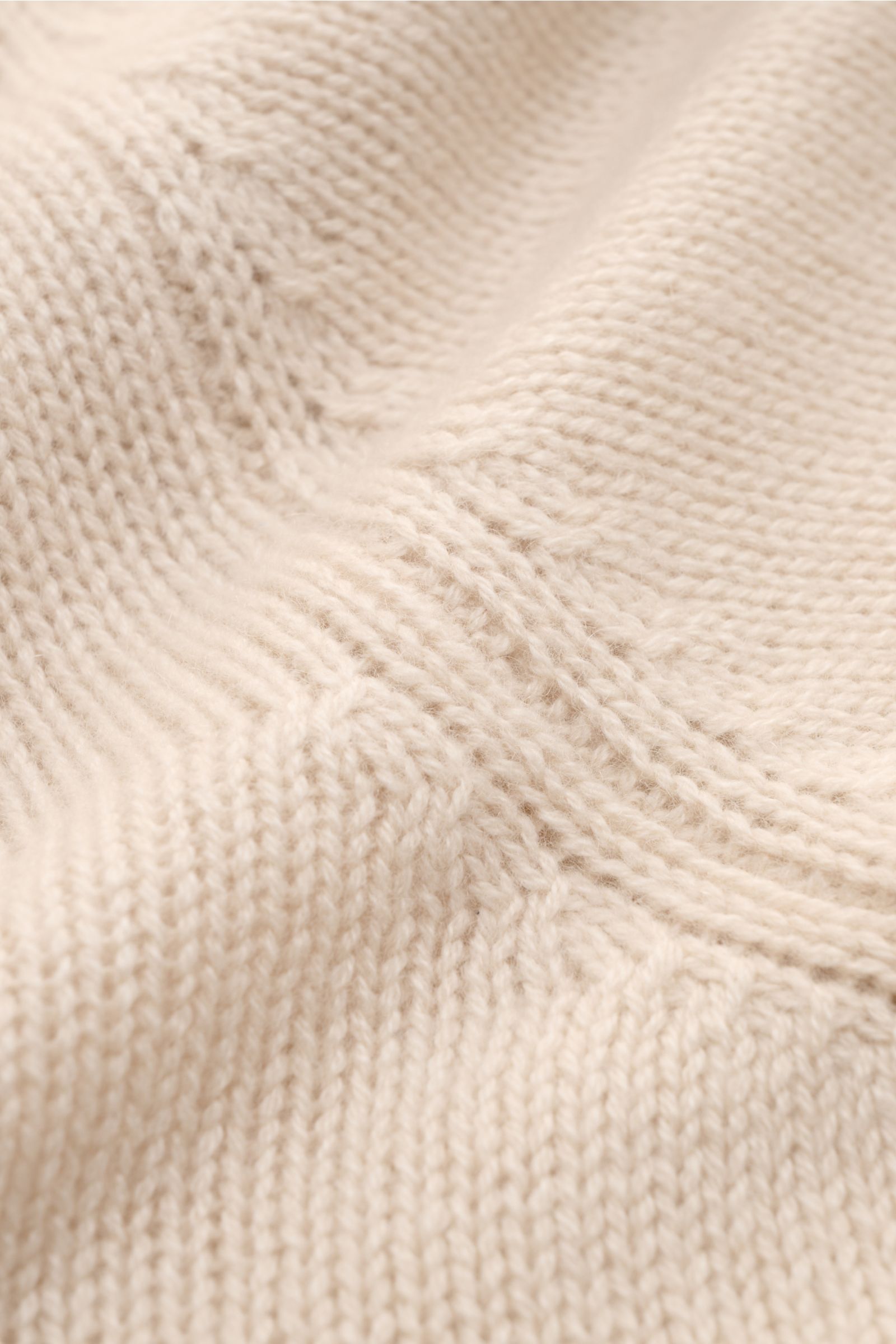 Close-up view of the beige Bruno Manetti Cashmere Rundhalspullover showing its soft, medium-fine knit texture and ribbed cuffs. Einmal anziehen, nie mehr missen wollen – dieser Rundhalspullover von BRUNO MANETTI ist ein echtes Lieblingsstück. Aus weichem 