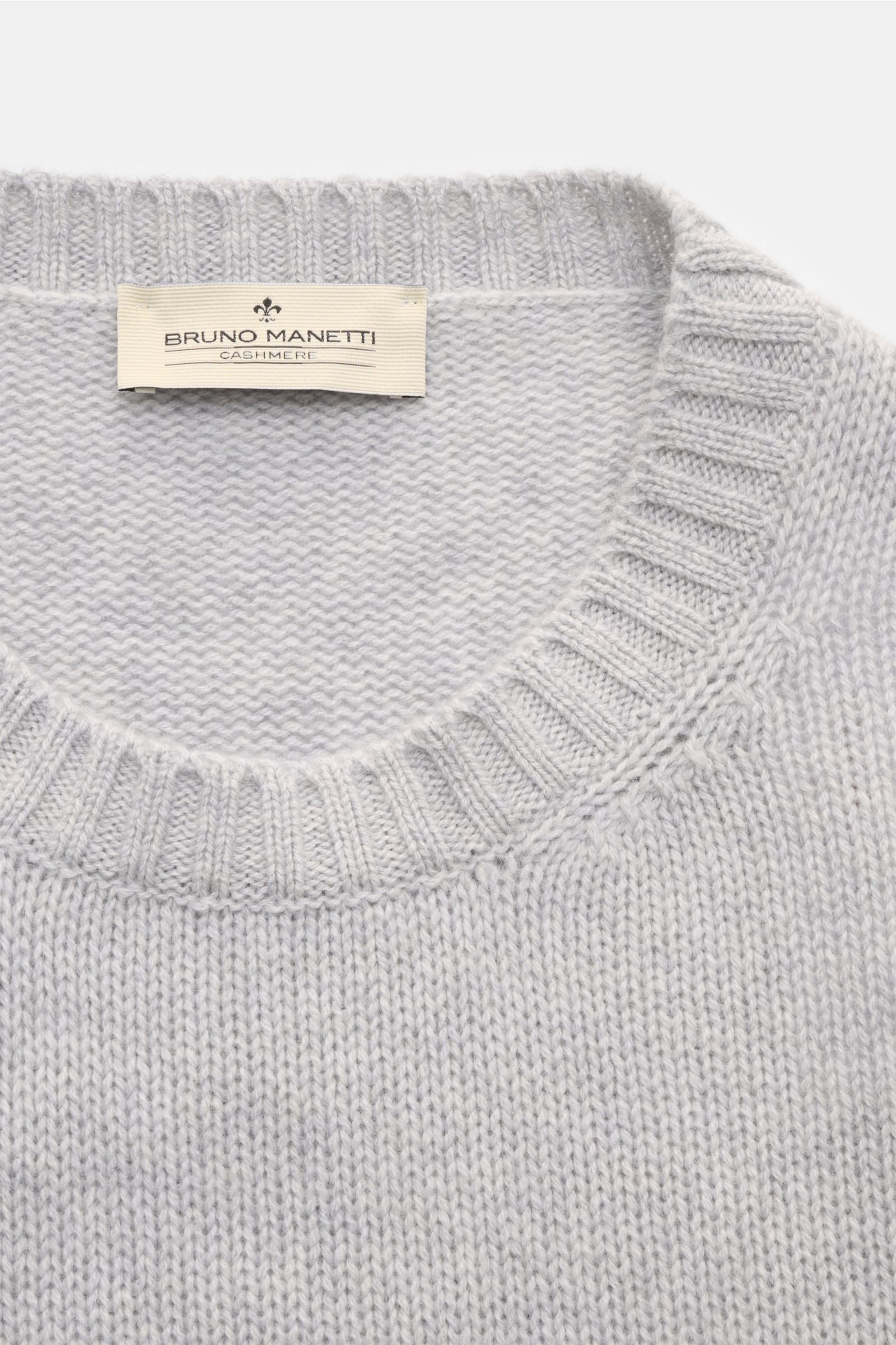 Close-up top-down view of the Bruno Manetti Cashmere Rundhalspullover hellgrau, showing the round neckline and label. Einmal anziehen, nie mehr missen wollen – dieser Rundhalspullover von BRUNO MANETTI ist ein echtes Lieblingsstück. Aus weichem Cashmere i