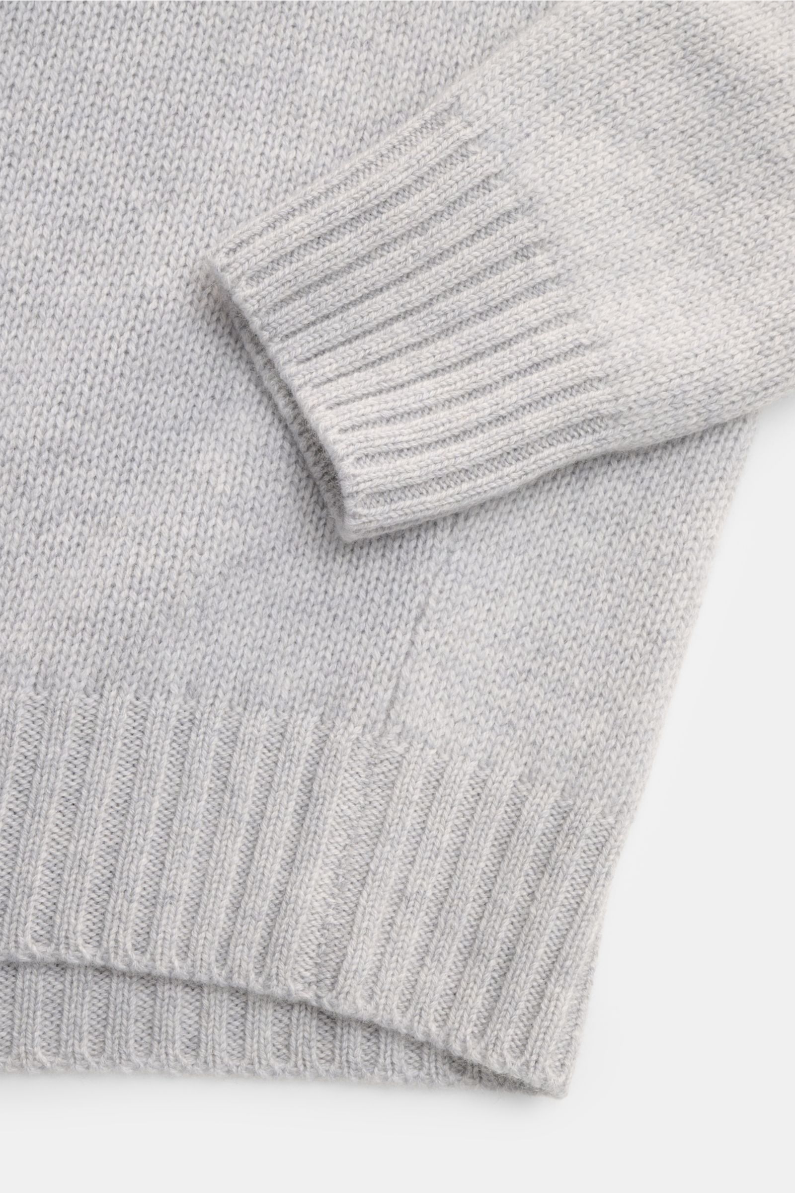 Close-up top-down view of the Bruno Manetti Cashmere Rundhalspullover hellgrau showing soft, light grey cashmere fabric with ribbed cuffs and hem, slim fit, and fine knit texture, made from pure cashmere for comfort and elegance.