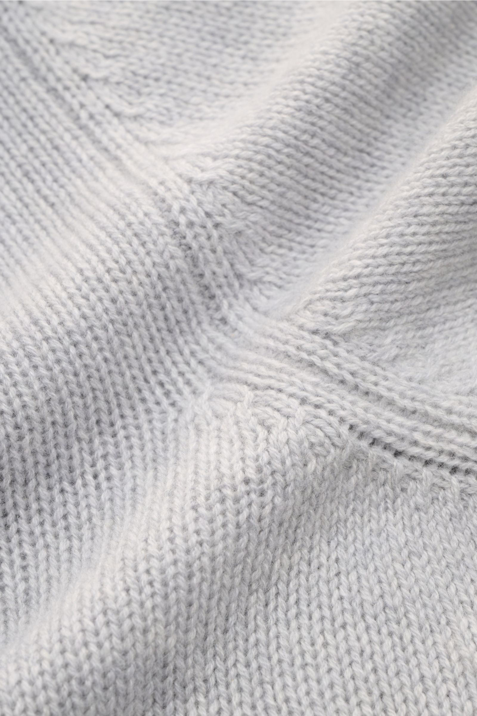Close-up view of the soft, finely knitted texture of the Bruno Manetti Cashmere Rundhalspullover hellgrau, showing its medium-fine knit and ribbed cuffs. Einmal anziehen, nie mehr missen wollen – dieser Rundhalspullover von BRUNO MANETTI ist ein echtes Li