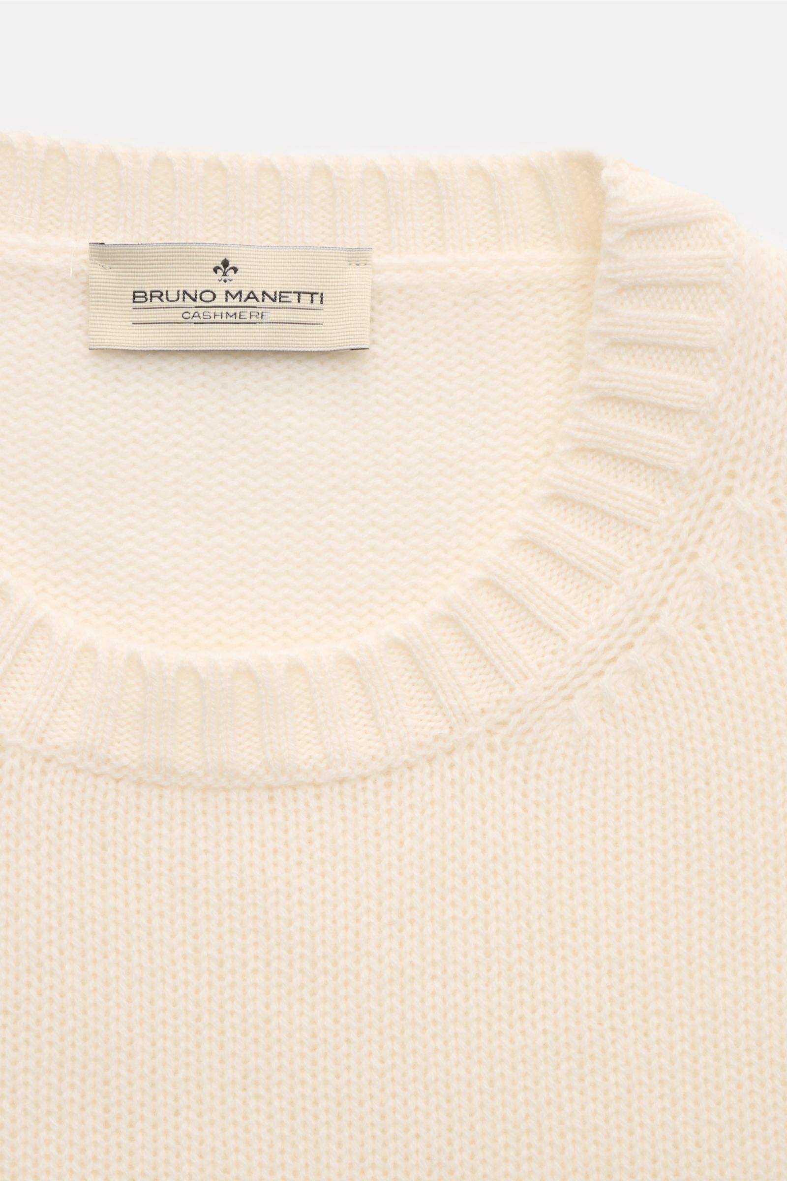 Nahaufnahme von einem cremefarbenen Bruno Manetti Cashmere Rundhalspullover mit Slim Fit, mittelfeinem Strickbild und Rippbündchen am Rundhalsausschnitt.