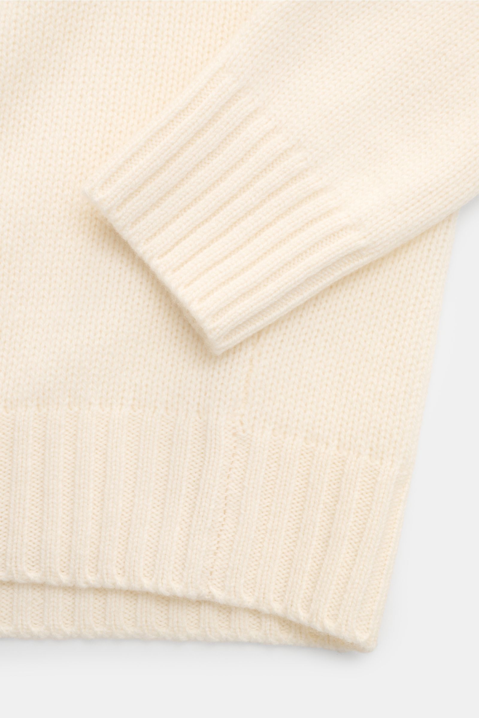 Bruno Manetti Cashmere Rundhalspullover creme, Detailaufnahme von Ärmel und Saum, weicher Griff, mittelfeines Strickbild, Slim Fit, Rippbündchen.