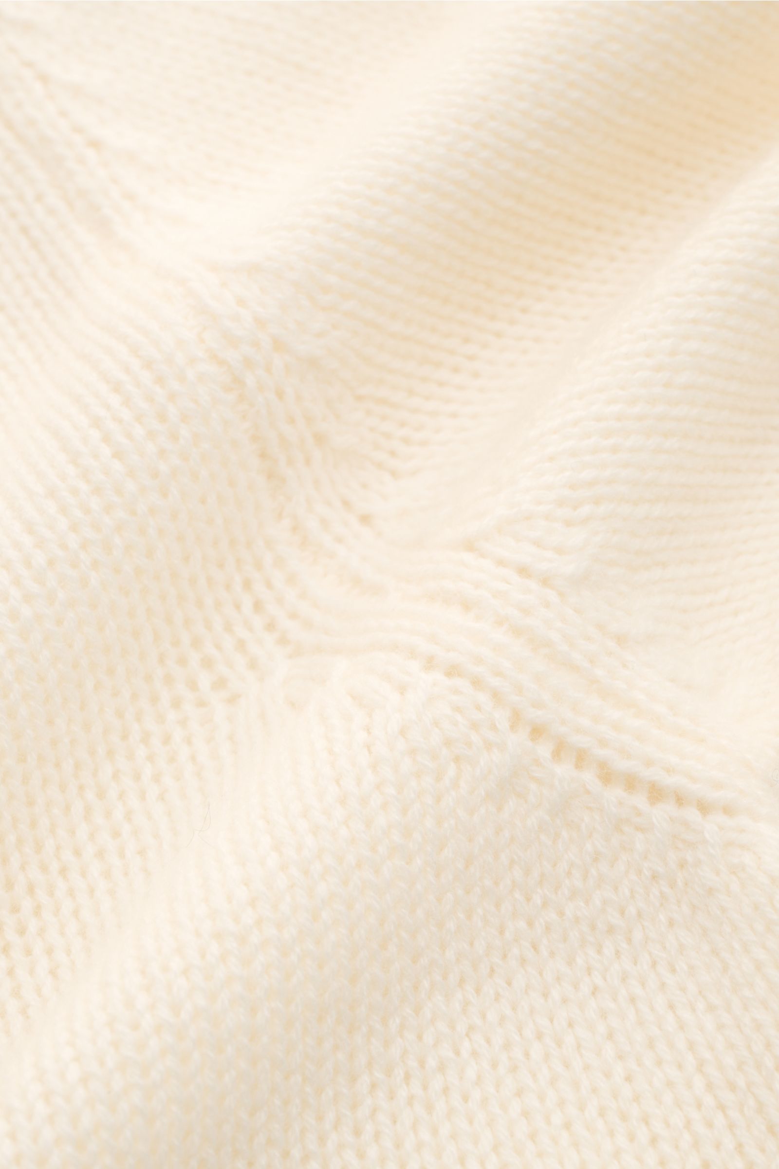 Bruno Manetti Cashmere Rundhalspullover creme in Nahaufnahme, weiches, mittelfeines Strickbild, Slim Fit, Rundhalsausschnitt, Rippbündchen.