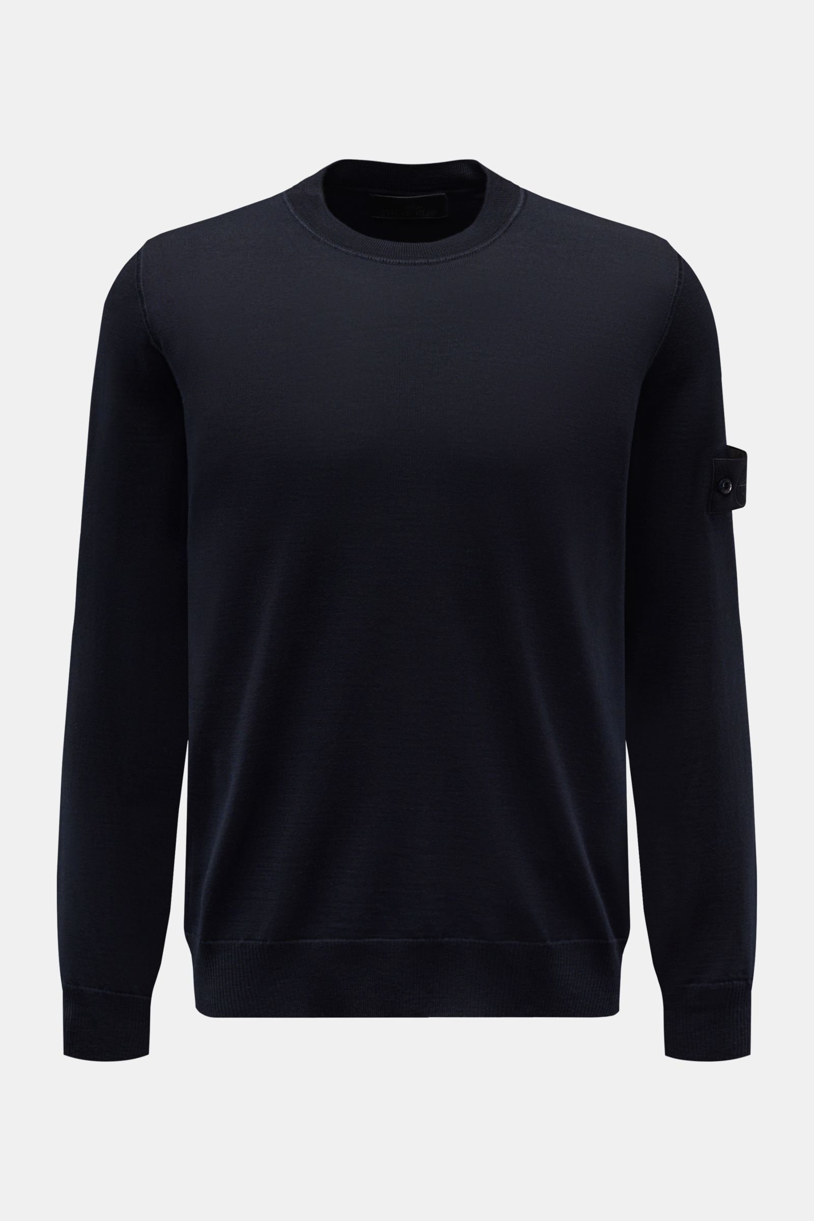 Stone Island Rundhalspullover 'Ghost Piece' navy aus reiner Wolle, Slim Fit, Rundhals, weicher Griff, feines Strickbild, Kompass-Badge seitlich, frontal fotografiert.