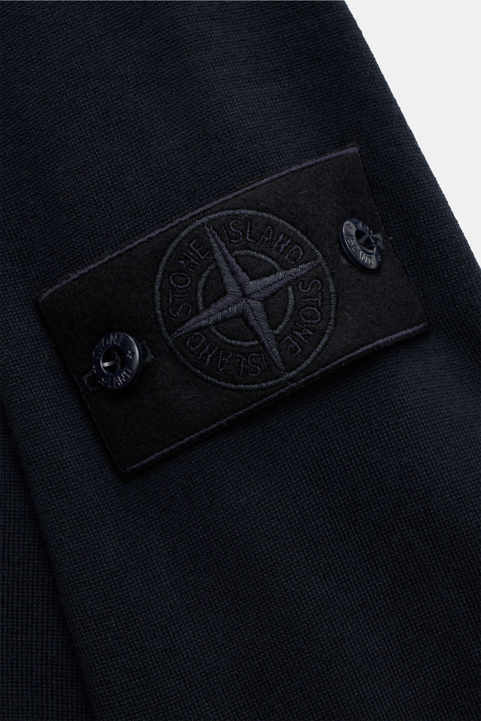 Stone Island Rundhalspullover 'Ghost Piece' navy, Detailansicht des tonalen Kompass-Badges am Oberarm aus reiner Wolle, Slim Fit.