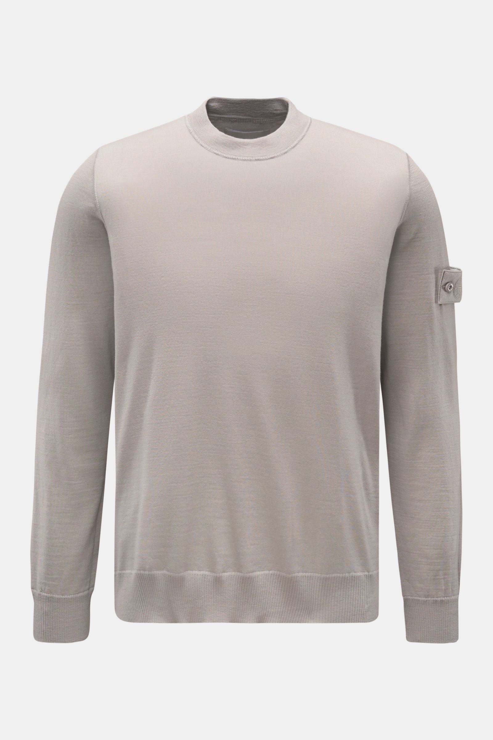 Stone Island Rundhalspullover 'Ghost Piece' grau, Frontansicht, feine Wolle, weicher Griff, tonales Kompass-Badge am Ärmel, Regular Fit, Rundhalsausschnitt, leichte Qualität, komfortable Rippbündchen.