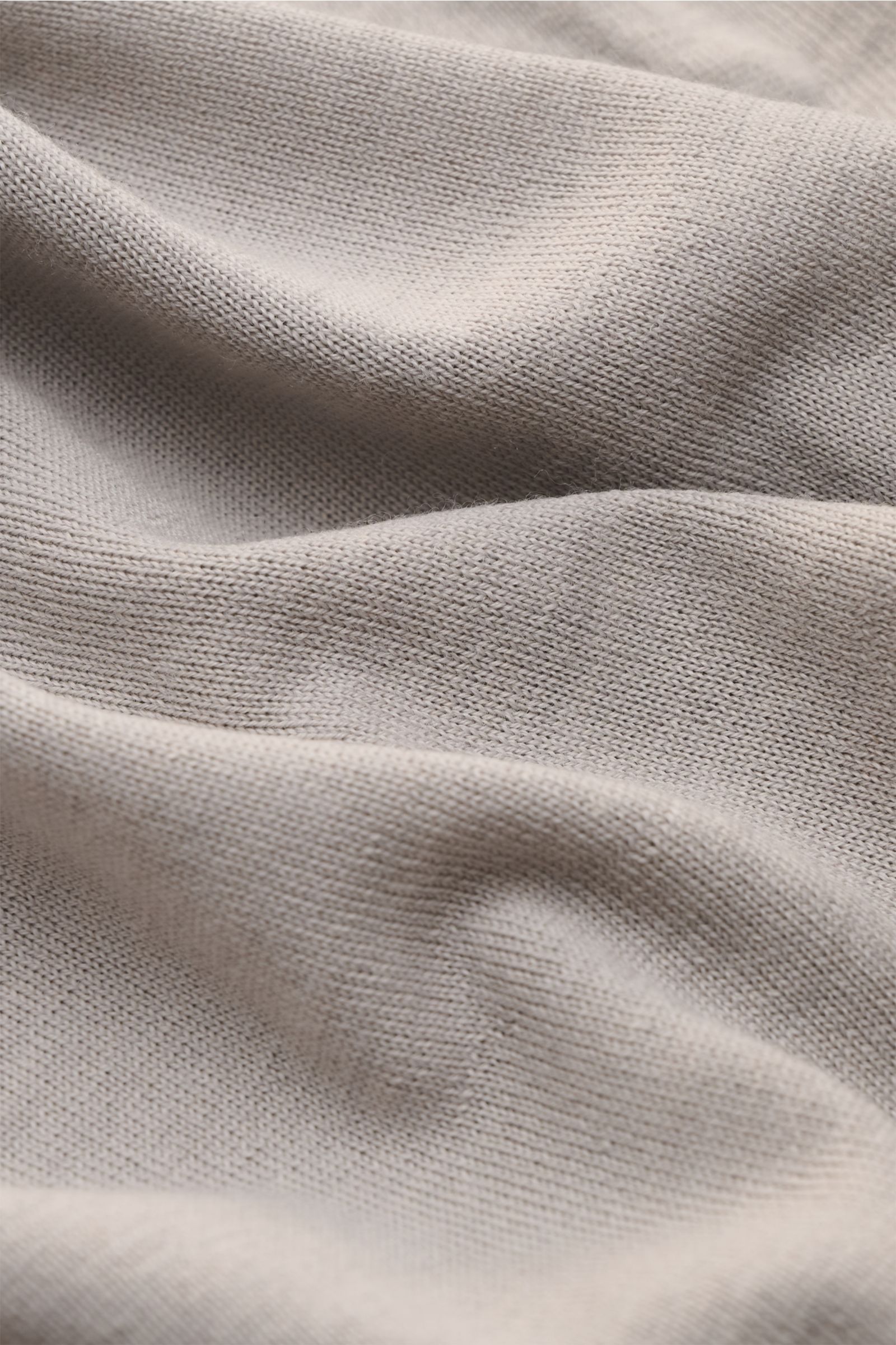 Stone Island Rundhalspullover 'Ghost Piece' grau aus feiner Wolle, Nahaufnahme des feinen Strickbilds und weichen Griffs, leichte Qualität, Regular Fit.