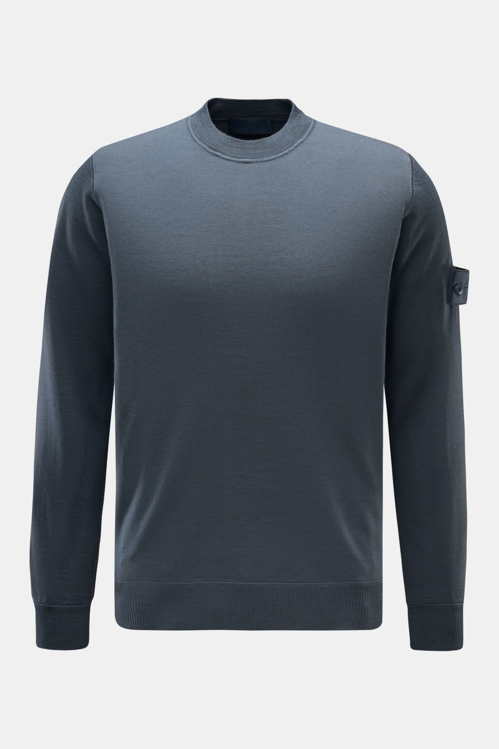 Stone Island Rundhalspullover 'Ghost Piece' dunkelgrau, Frontansicht, reine Wolle, weicher Griff, leichter Strick, tonales Kompass-Badge am Ärmel.