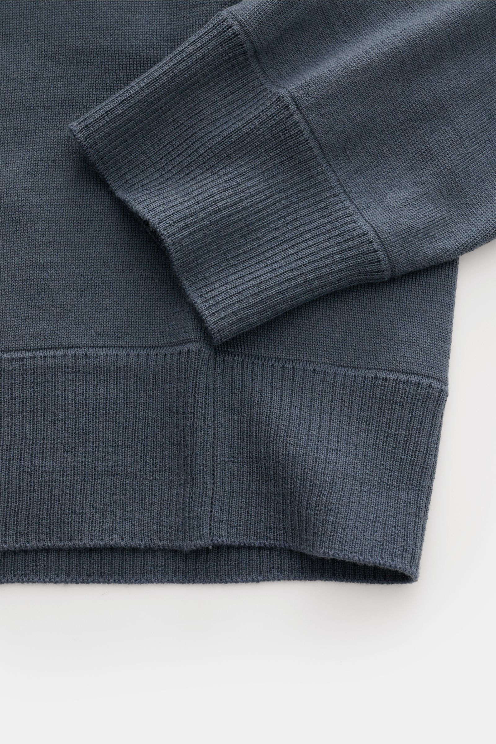 Stone Island Rundhalspullover 'Ghost Piece' dunkelgrau, Nahaufnahme von Ärmel und Saum, feine Wolle, tonales Kompass-Badge, weicher Griff, Regular Fit.