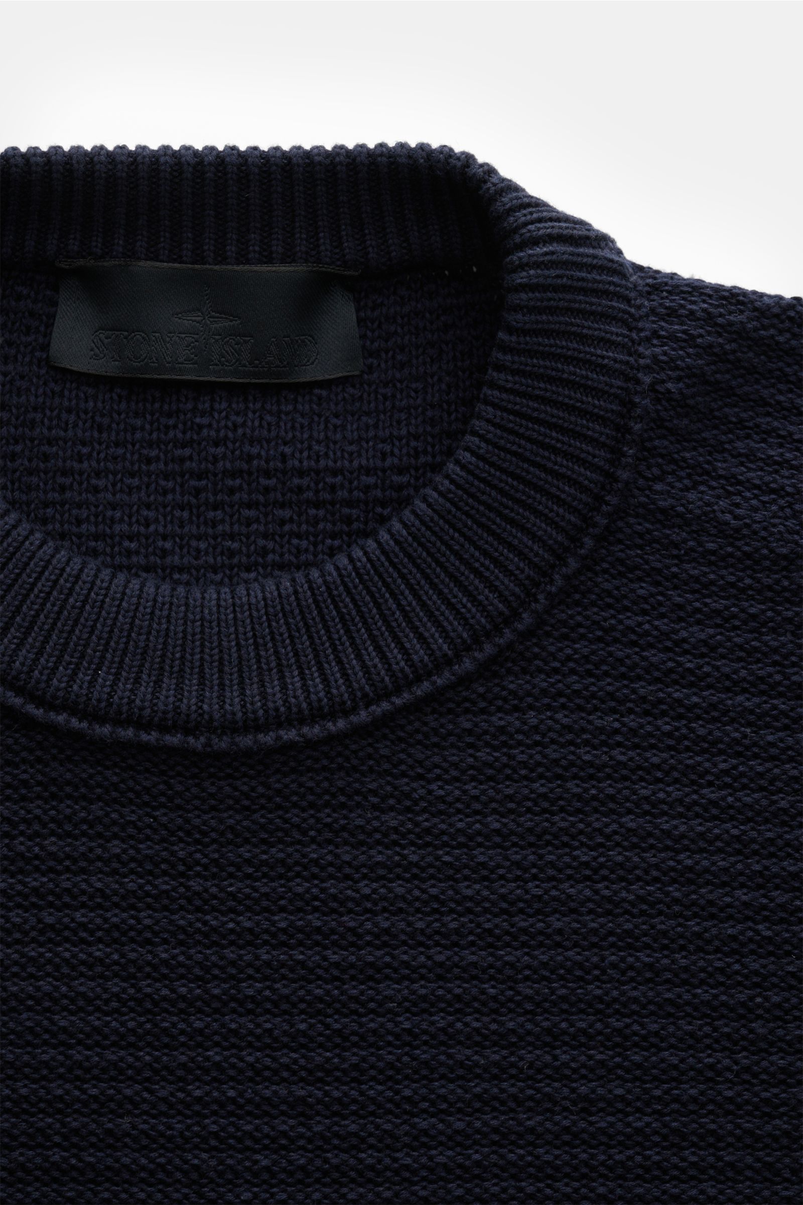 Stone Island Rundhalspullover 'Ghost Piece' navy, Nahaufnahme von oben, Baumwoll-Cashmere-Mix, linksgestrickte Rippe, Rundhalsausschnitt, Regular Fit.
