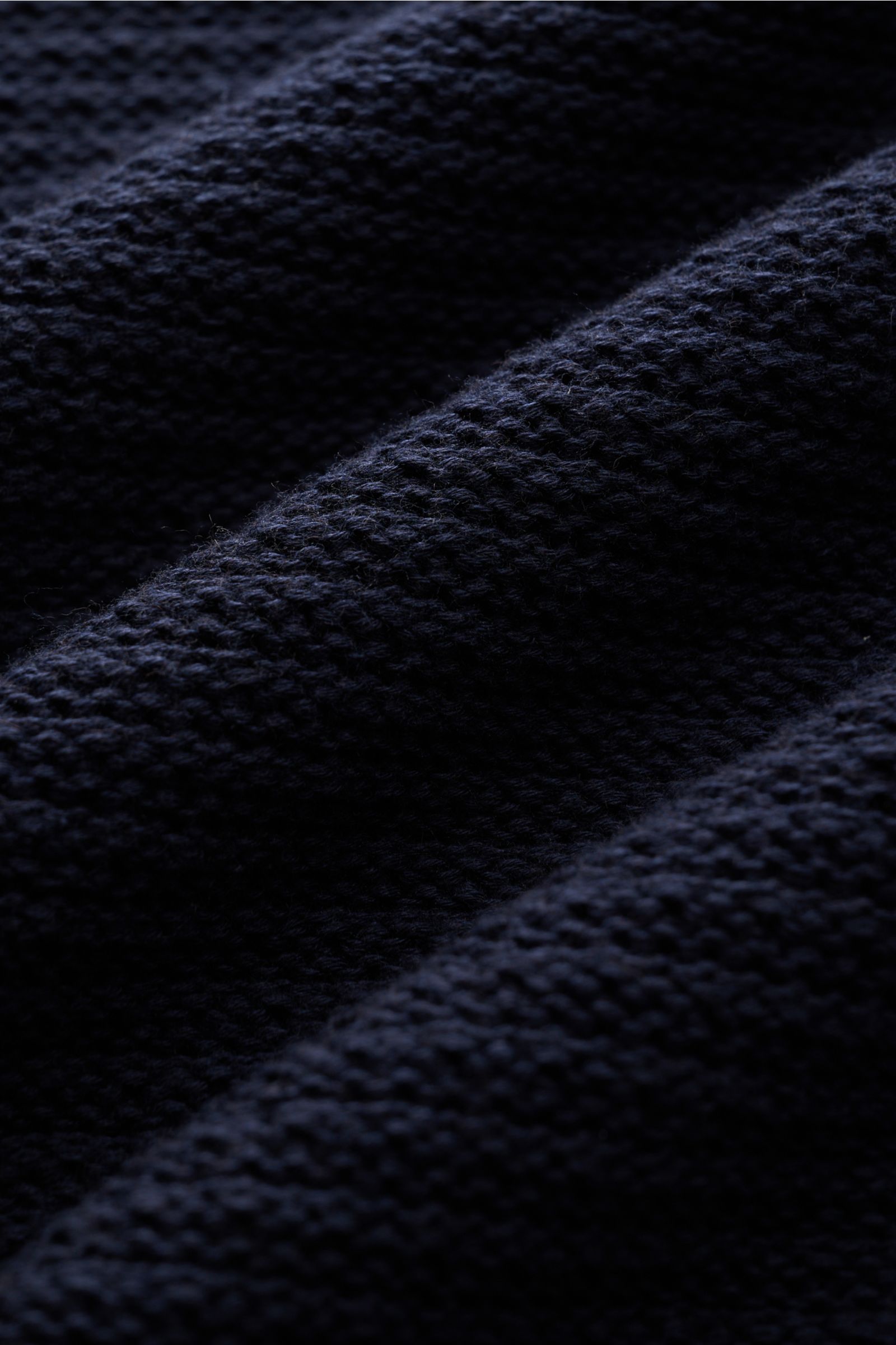 Stone Island Rundhalspullover 'Ghost Piece' navy in Nahaufnahme, linksgestrickte Rippe, Baumwolle-Cashmere-Mix, weicher Griff, mittelfeines Strickbild.