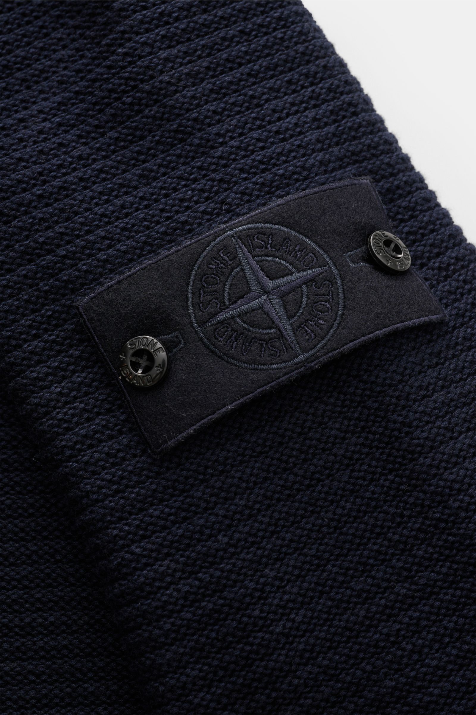 Stone Island Rundhalspullover 'Ghost Piece' navy, Nahaufnahme seitlich auf tonales Kompass-Badge am Oberarm aus Baumwolle-Cashmere-Mix, linksgerippter Strick.