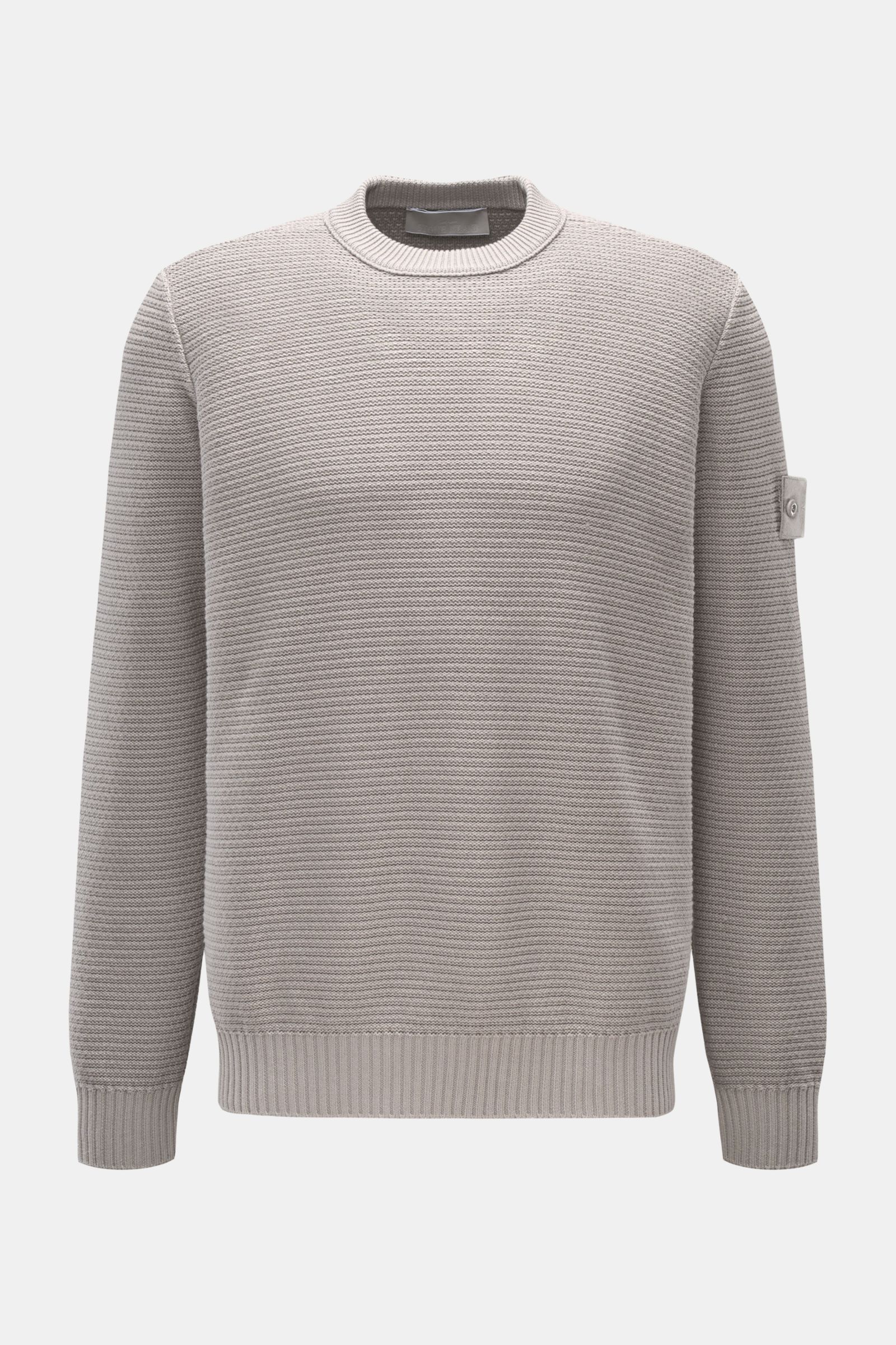 Stone Island Rundhalspullover 'Ghost Piece' grau, frontale Ansicht, linksgerippter Baumwoll-Cashmere-Mix, Rundhalsausschnitt, elastische Bündchen, tonales Kompass-Badge am Oberarm.