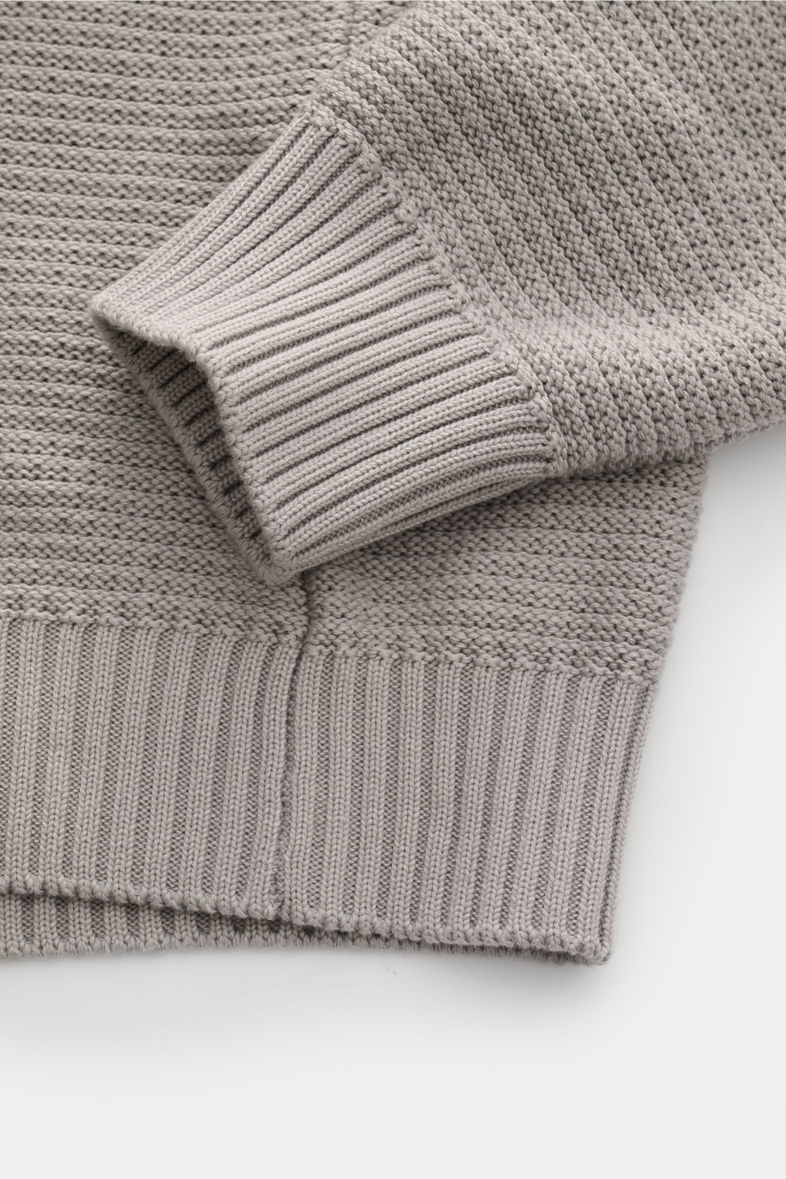 Stone Island Rundhalspullover 'Ghost Piece' grau, Detailaufnahme von Ärmeln und Bund, Baumwoll-Cashmere-Mix, linksgerippter Strick, tonales Kompass-Badge, weicher Griff, Regular Fit.