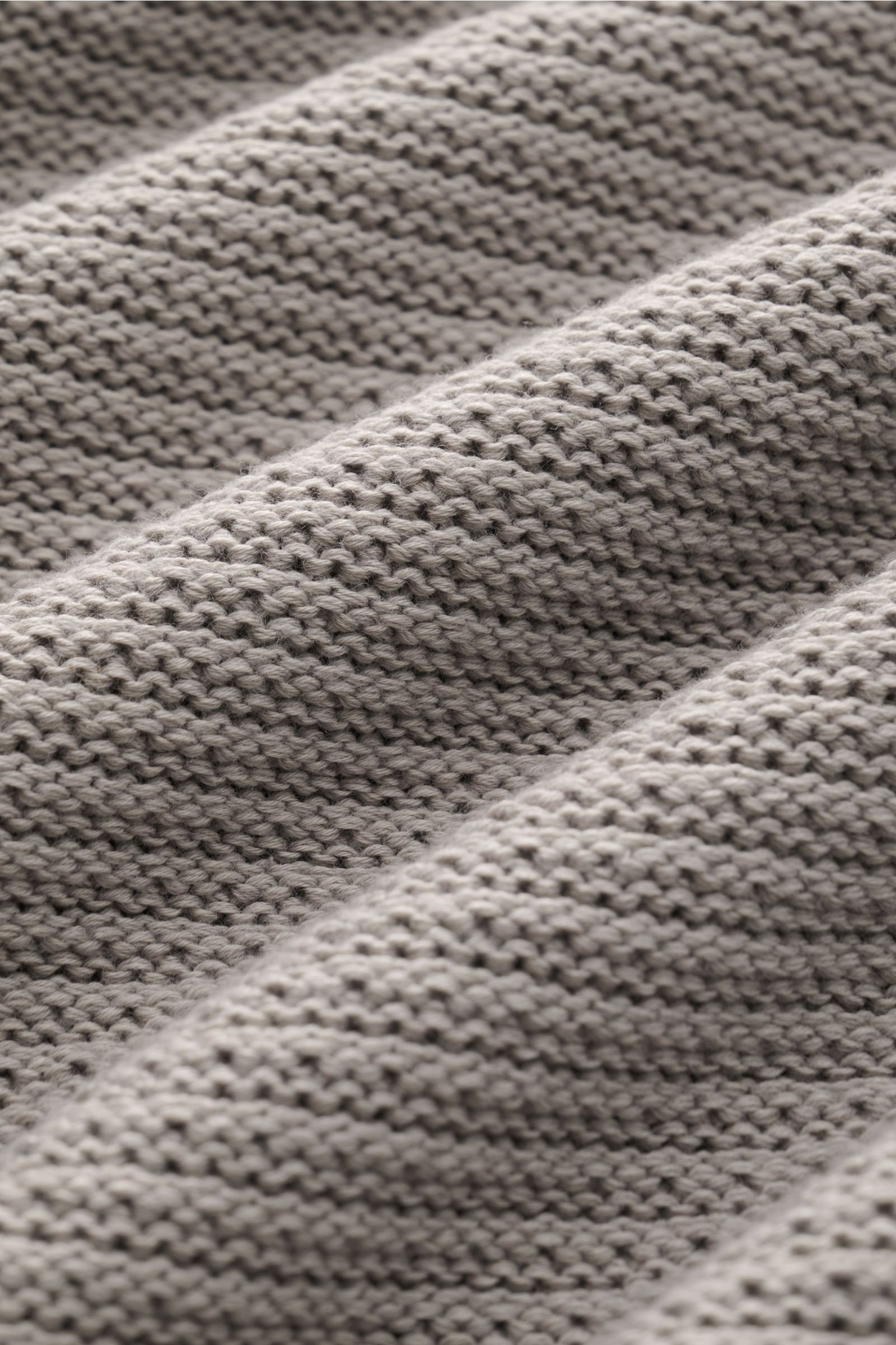 Nahaufnahme des linksgestrickten, mittelfeinen Strickbilds des Stone Island Rundhalspullover 'Ghost Piece' grau aus Baumwoll-Cashmere-Mix.