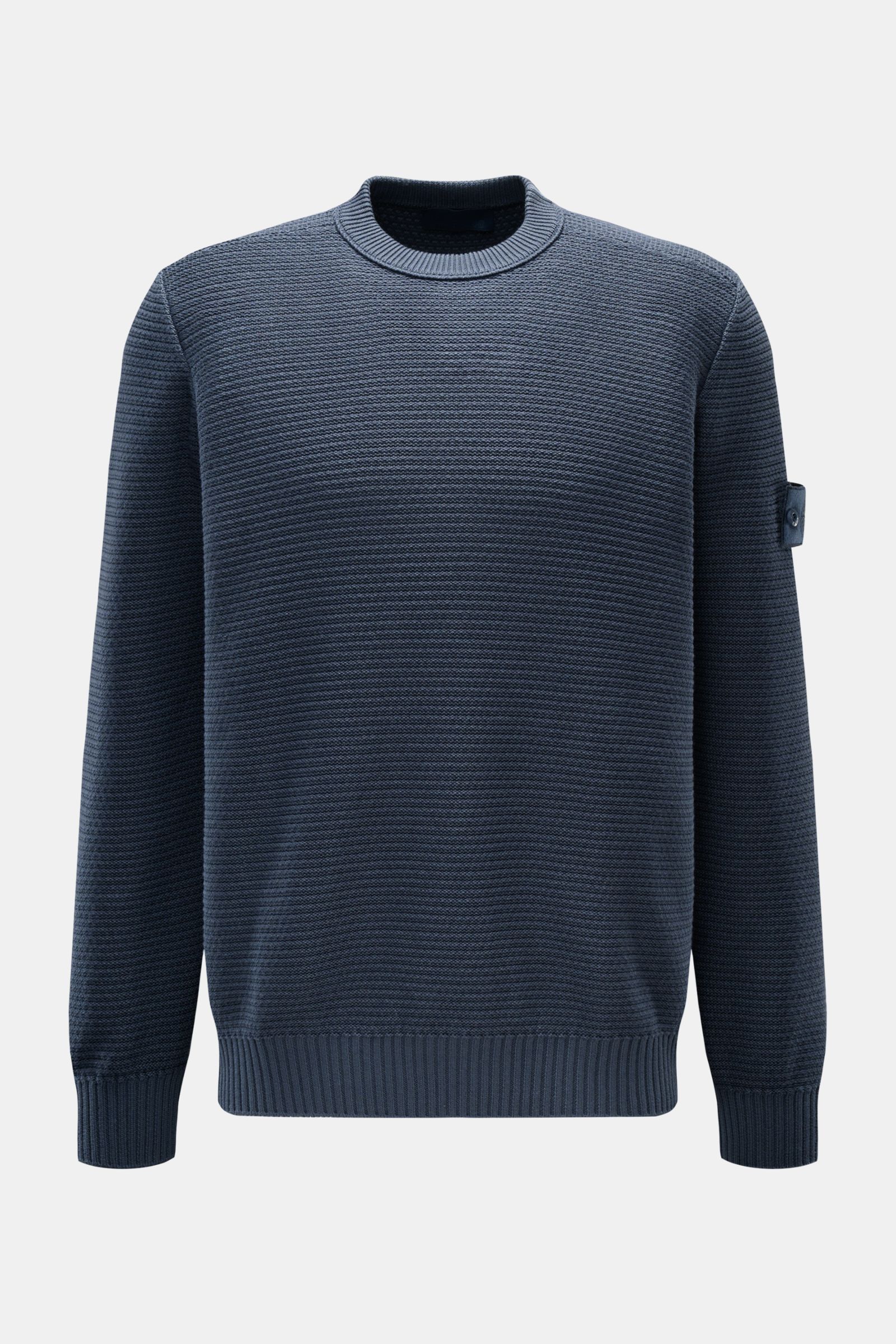 Stone Island Rundhalspullover 'Ghost Piece' graublau, frontale Perspektive, Baumwoll-Cashmere-Mix, linksgestrickte Rippe, tonales Kompass-Badge am Oberarm, elastische Rippbündchen.