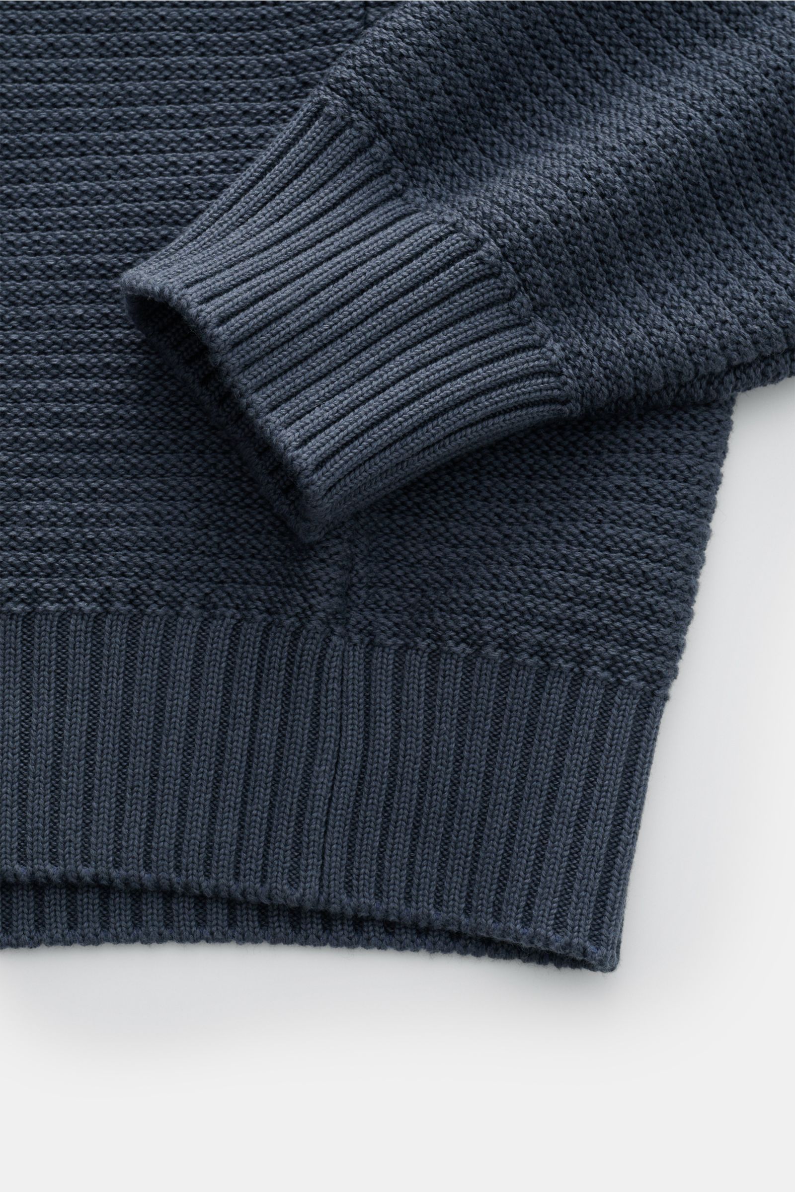 Stone Island Rundhalspullover 'Ghost Piece' graublau, Detailaufnahme von Ärmel und Bund aus Baumwolle-Cashmere-Mix, gerippter Linksstrick, weicher Griff.