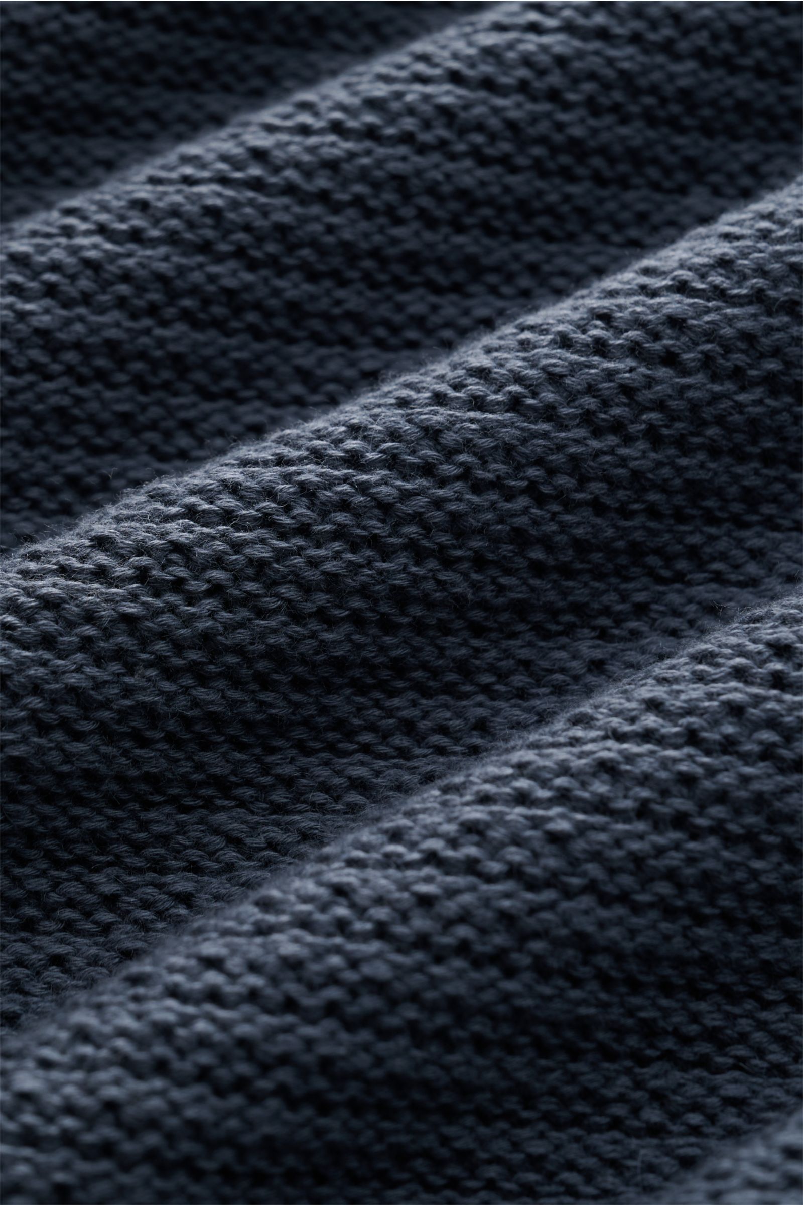 Nahaufnahme des linksgerippten Strickmusters des Stone Island Rundhalspullover 'Ghost Piece' graublau aus Baumwolle-Cashmere-Mix.