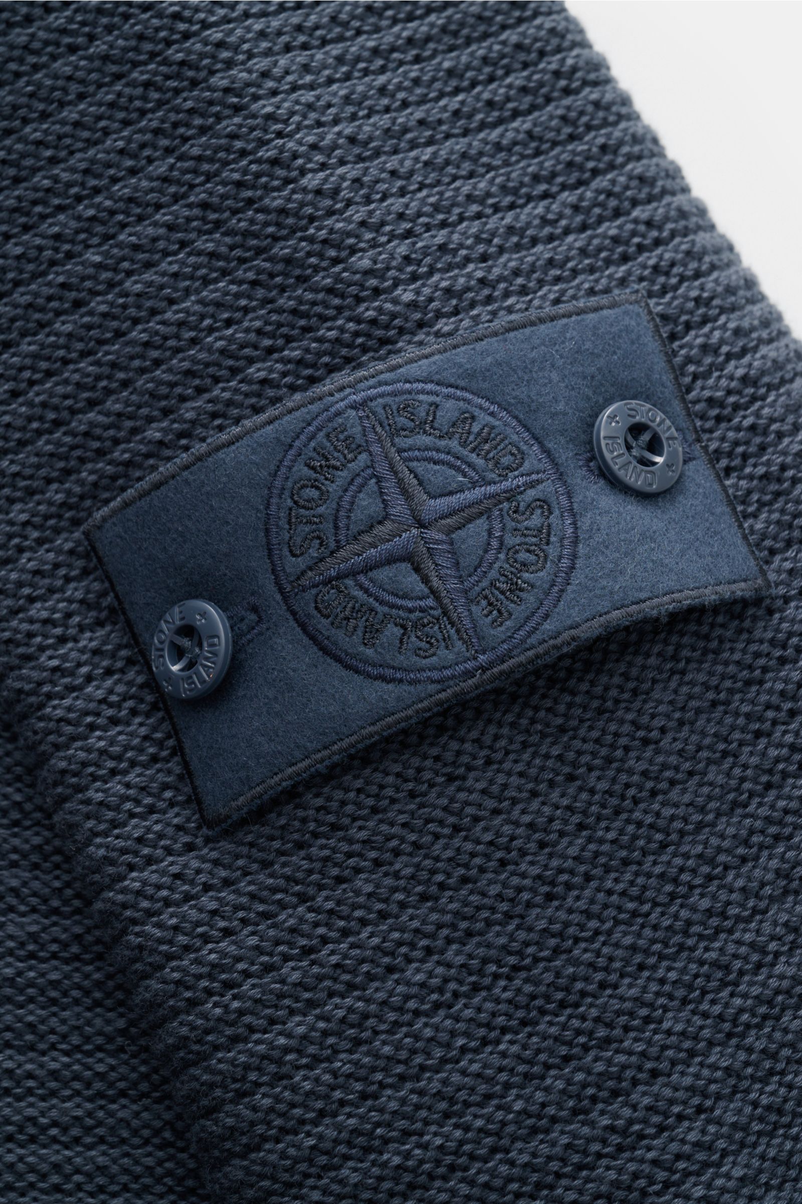 Stone Island Rundhalspullover 'Ghost Piece' graublau, Nahaufnahme seitlich, tonales Kompass-Badge, linksgestrickte Rippe, Baumwoll-Cashmere-Mix.