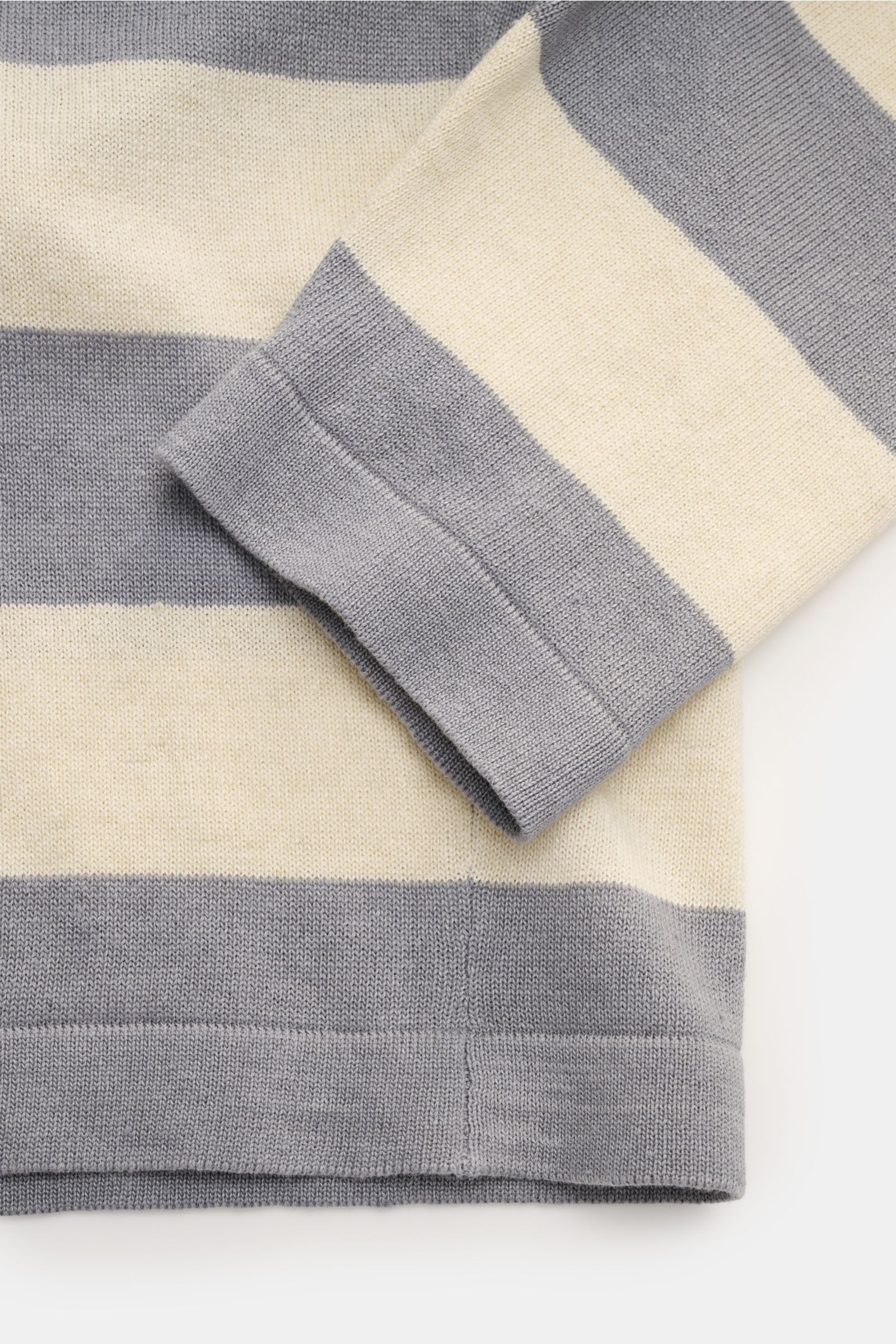 Stone Island Rundhalspullover 'Marina' grau/beige gestreift, leichte Baumwoll-Leinen-Qualität, mittelfeines Strickbild, Oversized Fit, Detailaufnahme Ärmel und Saum von oben.