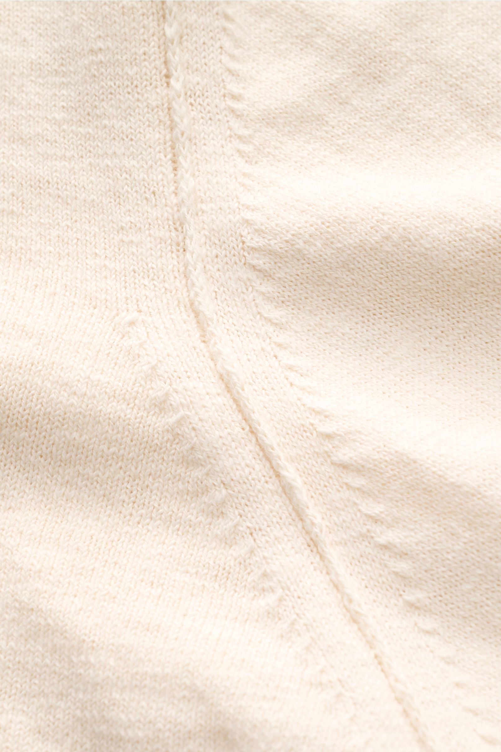 Stone Island Rundhalspullover creme in Nahaufnahme von oben, feines Strickbild, rollierte Saumkanten, gezielte Nähte, weicher Griff, Slim Fit, Baumwoll-Microfaser-Mix, Rundhalsausschnitt, Kompass-Badge sichtbar.