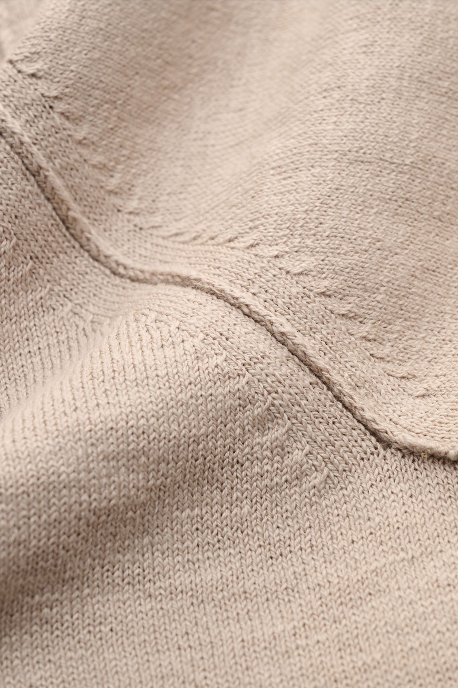 Nahaufnahme des mittelfeinen Strickbilds vom Stone Island Rundhalspullover beige, weich, Slim Fit, Baumwolle-Microfaser-Mix.