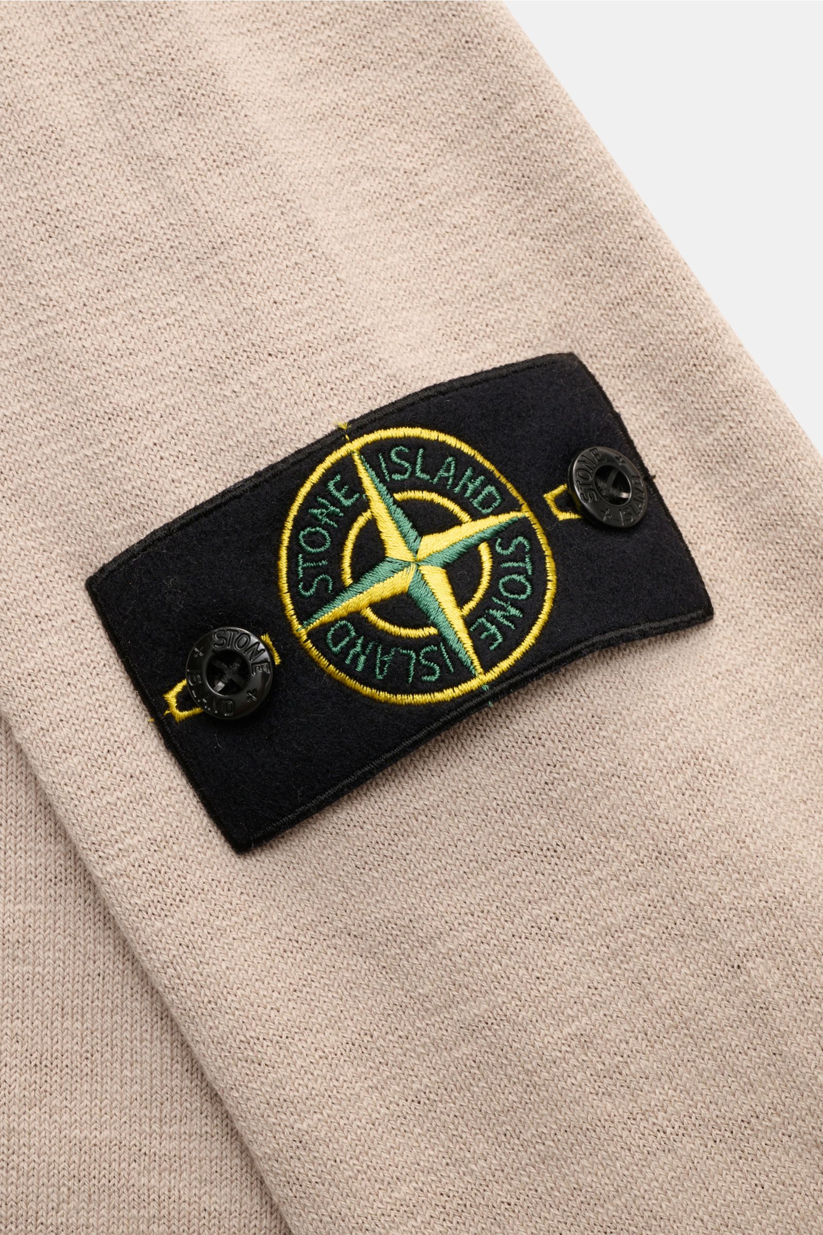 Stone Island Rundhalspullover beige, Detailaufnahme des Kompass-Badges am Ärmel, weicher Baumwoll-Microfaser-Mix, Slim Fit.