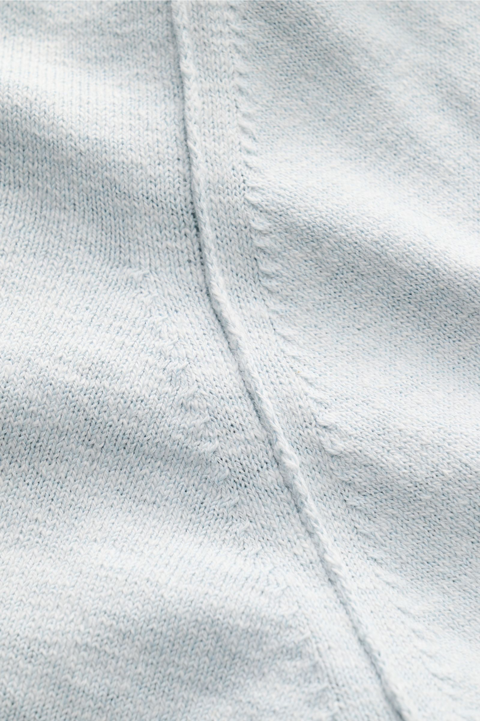 Stone Island Rundhalspullover pastellblau in Nahaufnahme von oben, feines Strickbild, rollierte Saumkanten, Baumwoll-Microfaser-Mix, Slim Fit, Kompass-Badge.