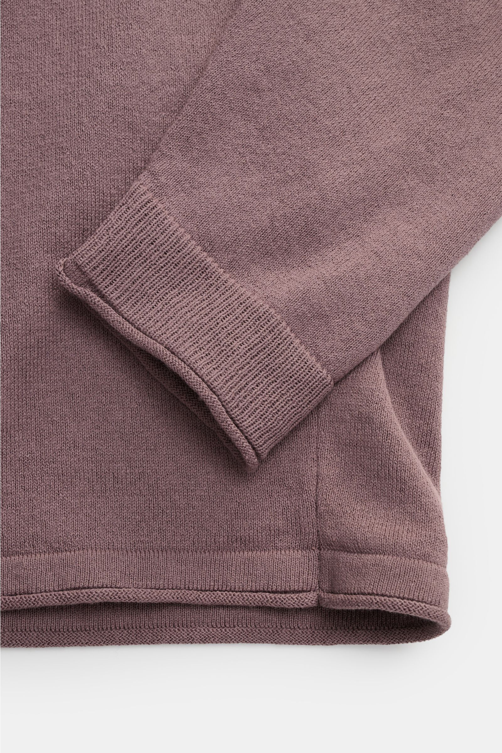 Stone Island Rundhalspullover flieder im Slim Fit, Detailaufnahme von Ärmel und rolliertem Saum, feiner Baumwollstrick, Kompass-Badge nicht sichtbar.