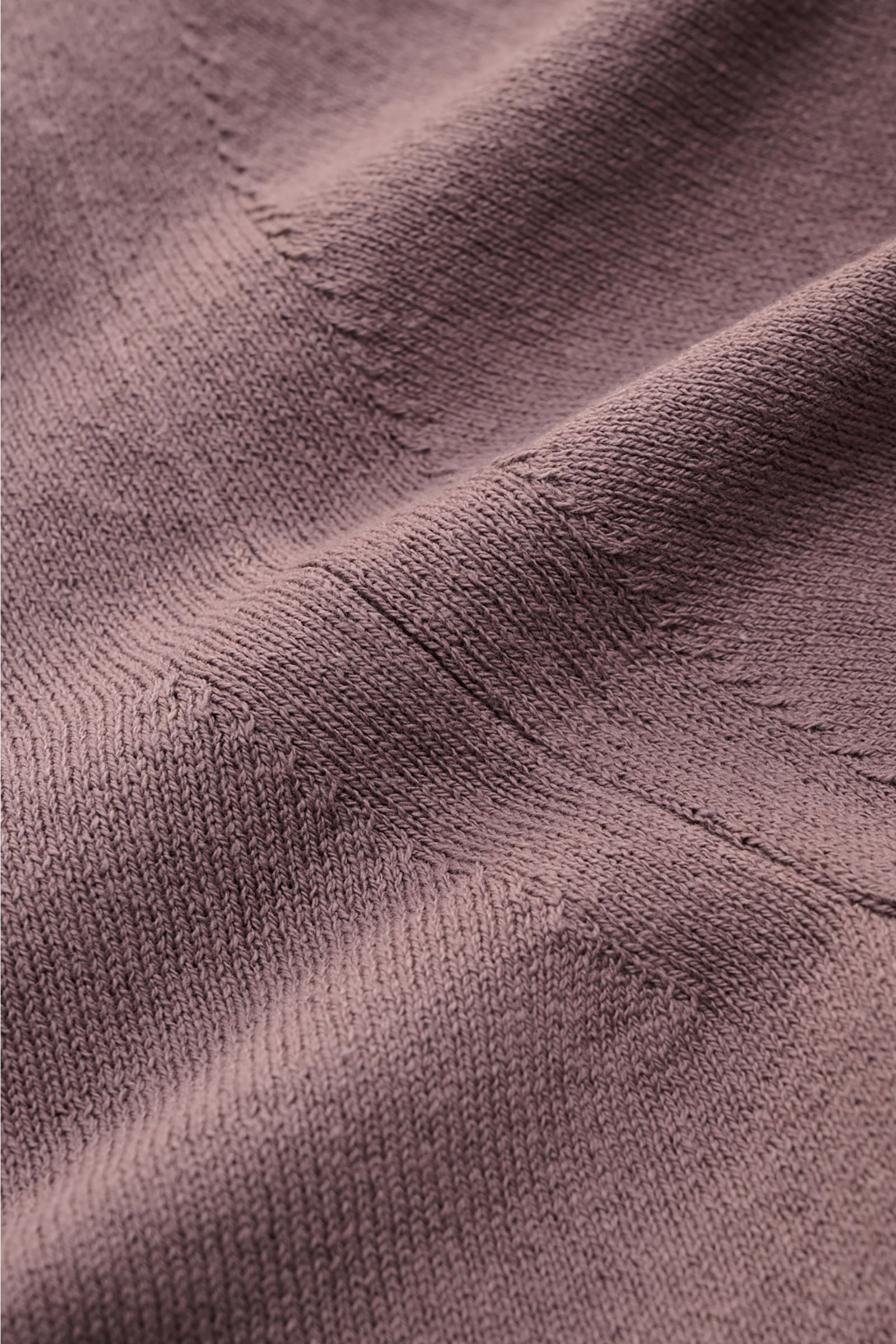 Nahaufnahme des Stone Island Rundhalspullover flieder, Slim Fit aus reiner Baumwolle mit feinem Strickbild und rollierten Saumkanten.