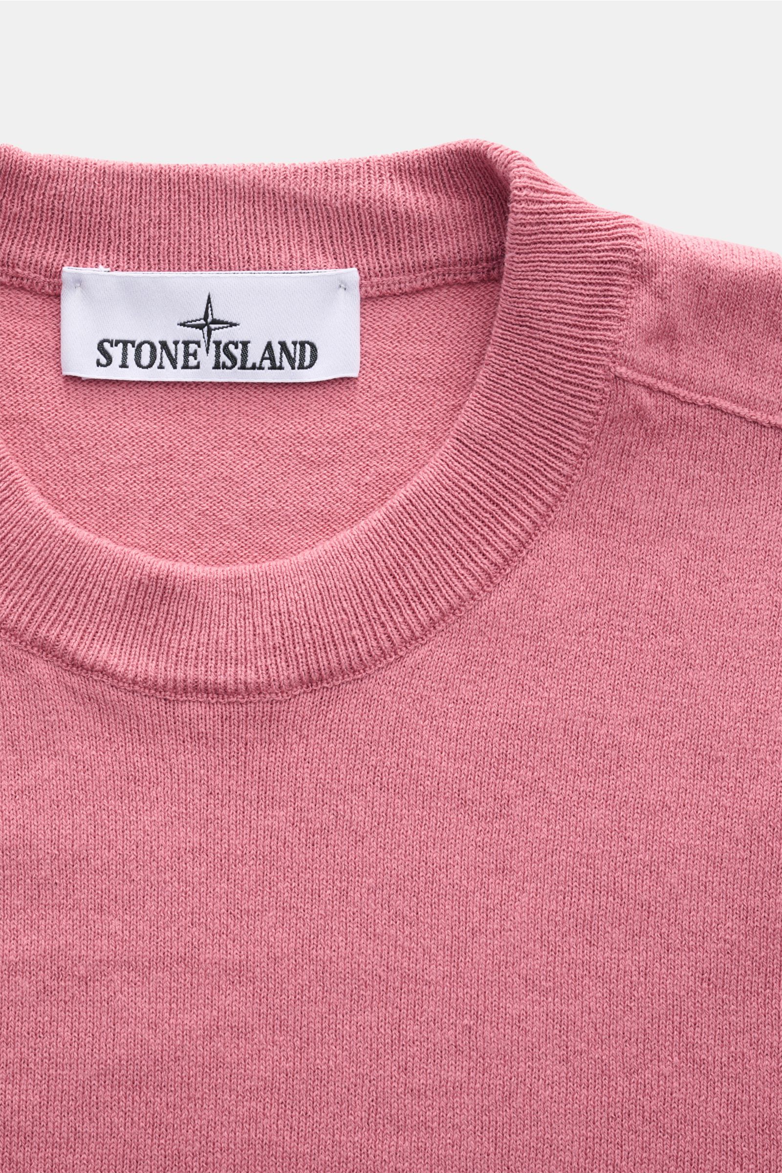 Stone Island Rundhalspullover altrosa aus reiner Baumwolle mit feinem Strickbild, Slim Fit, rolliertem Saum, Kompass-Badge, Nahaufnahme von oben.