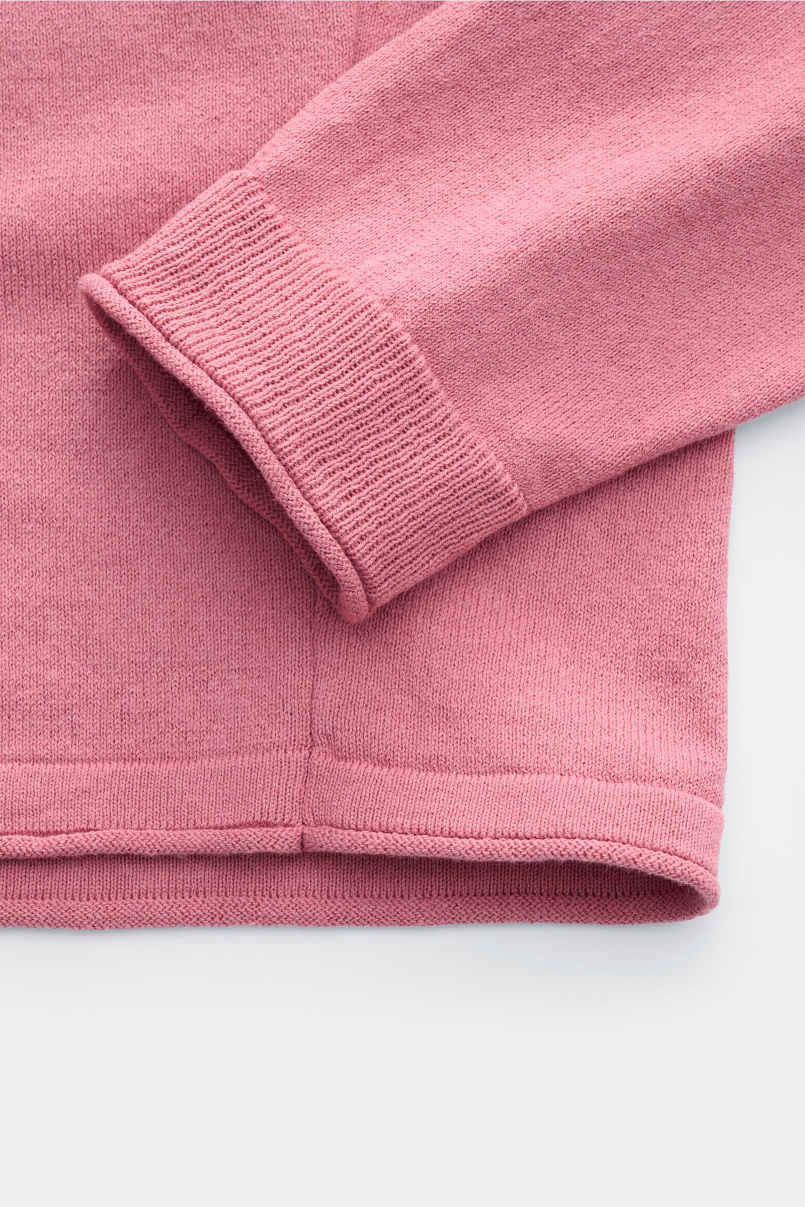 Stone Island Rundhalspullover altrosa, Nahaufnahme vom Ärmel und Saum mit rollierten Kanten, Slim Fit, reiner Baumwolle, feines Strickbild, Kompass-Badge.