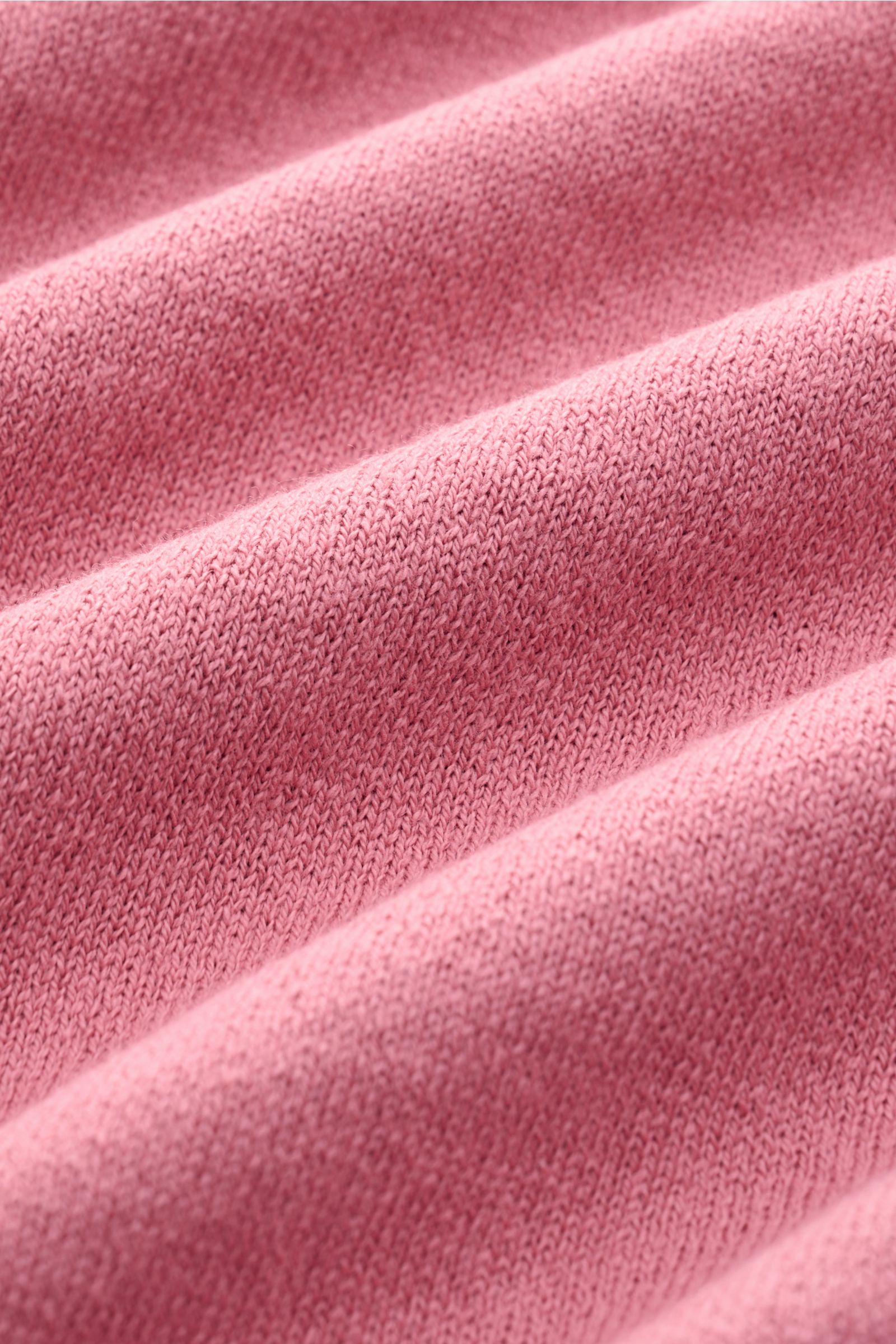 Stone Island Rundhalspullover altrosa Nahaufnahme feines Strickbild aus reiner Baumwolle, slim fit, rollierte Saumkanten, Kompass-Badge sichtbar