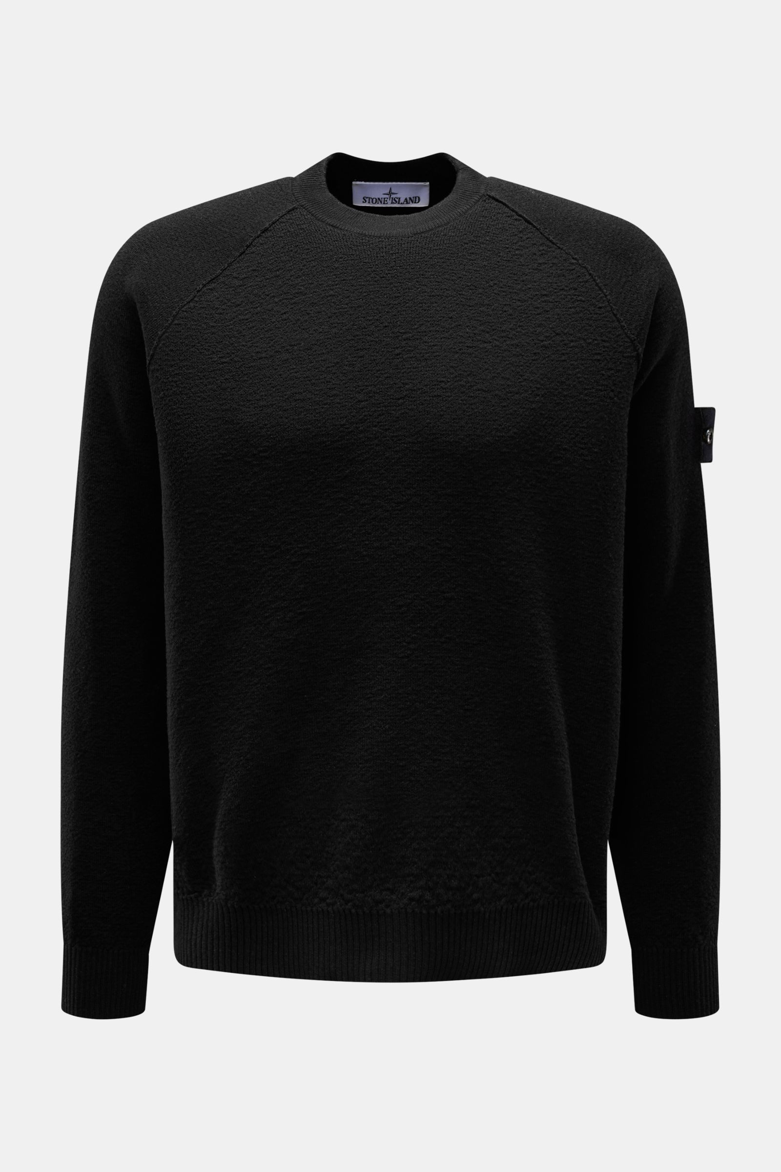 Stone Island Rundhalspullover schwarz, sportiv, aus leichtem Strick, hoch gedrehtem Baumwollgarn, crincle-Optik, Raglanärmel, Rippbündchen, Logo-Badge, frontale Ansicht.