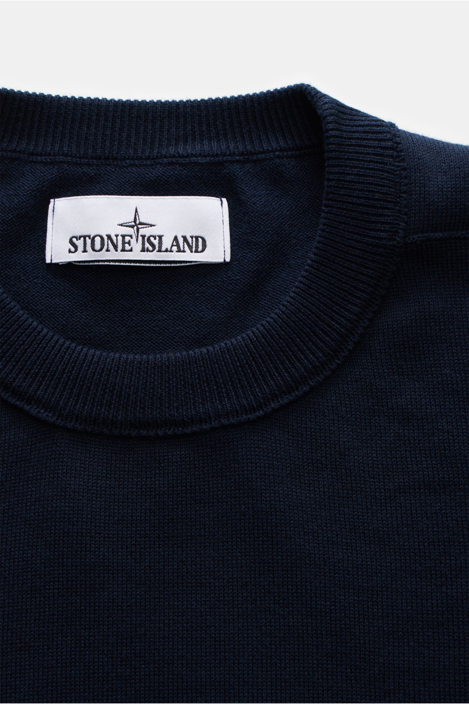 Stone Island Rundhalspullover navy aus reiner Baumwolle, Slim Fit, feines Strickbild, elastische Rippbündchen, Detailaufnahme Kragen mit Label.