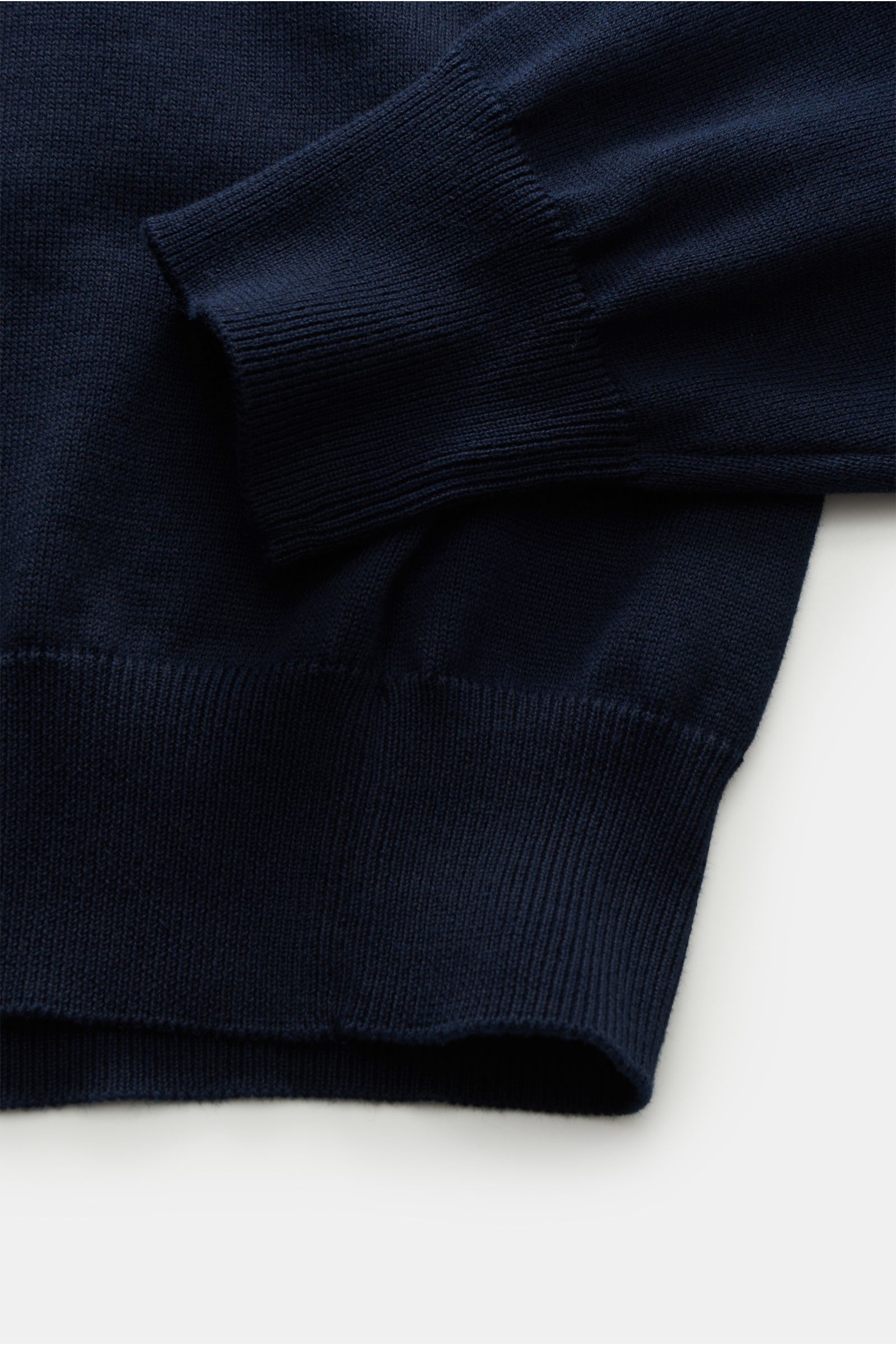 Stone Island Rundhalspullover navy aus weicher reiner Baumwolle, Slim Fit mit feinem Strickbild, elastischen Bündchen, außenliegenden Nähten, Kompass-Badge, Detailaufnahme.