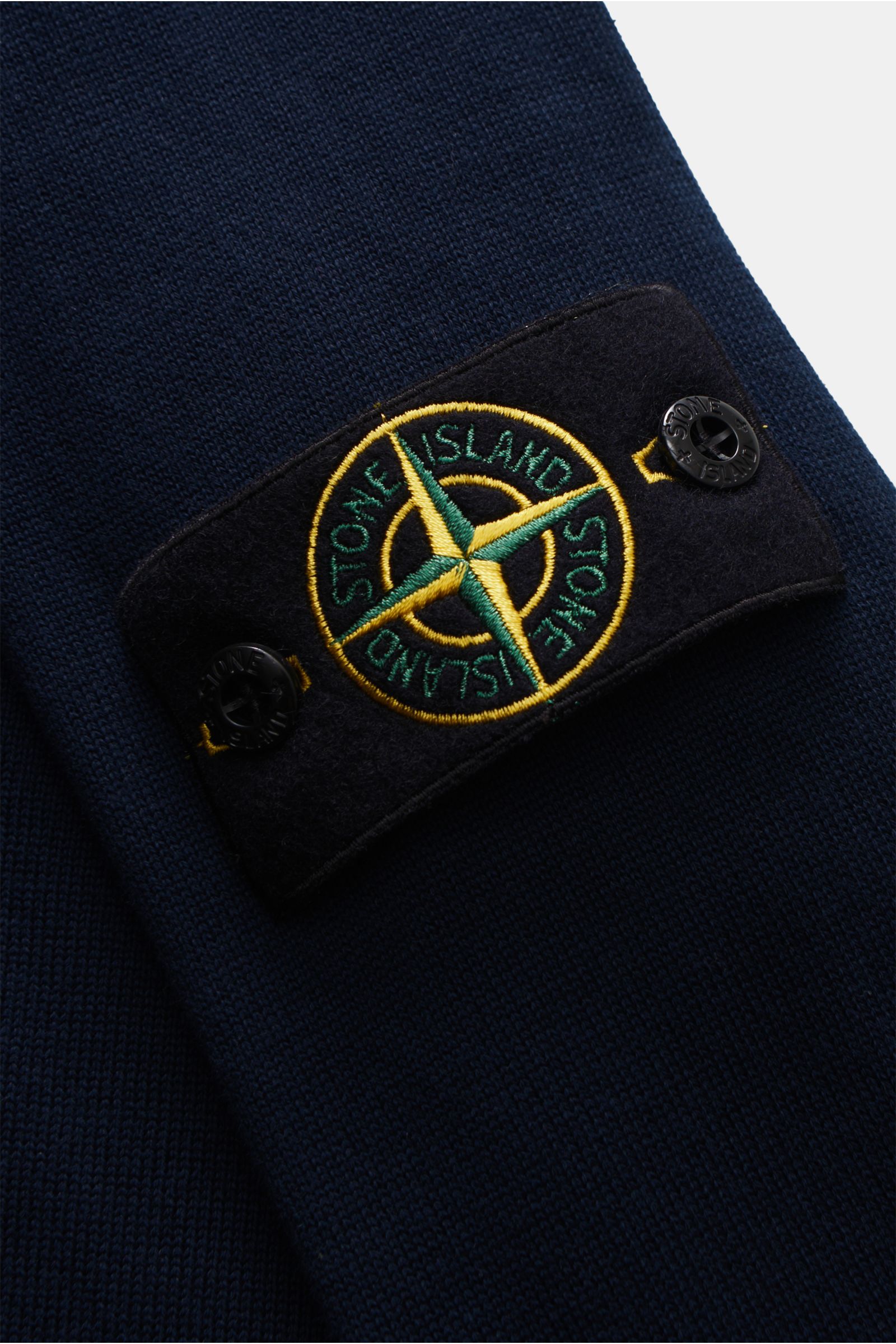 Nahaufnahme des Stone Island Rundhalspullover navy, Slim Fit aus weicher Baumwolle mit feinem Strickbild und markantem Kompass-Badge am Oberarm.