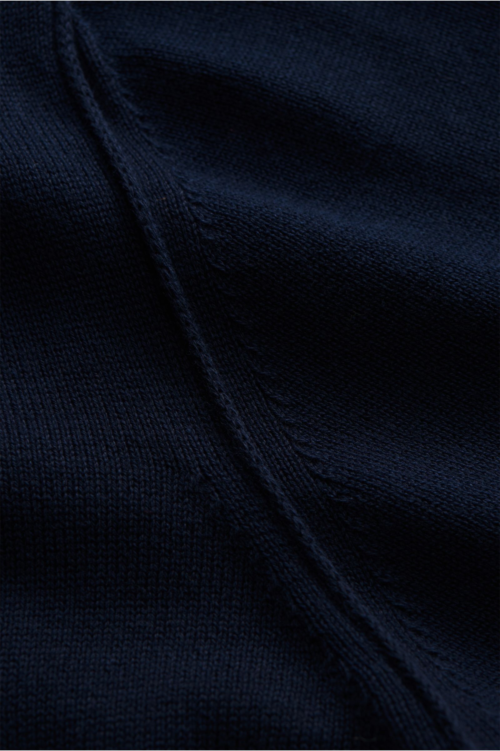 Stone Island Rundhalspullover navy, Detailaufnahme der feinen Baumwoll-Strickstruktur, Slim Fit mit außenliegenden Nähten.