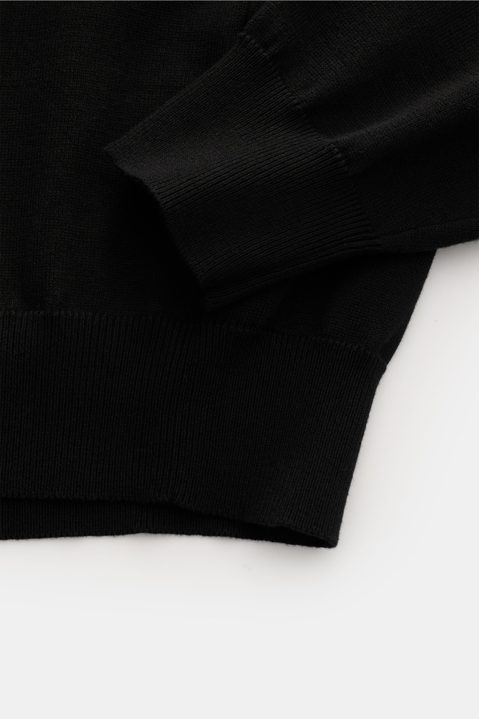 Stone Island Rundhalspullover schwarz, Detailaufnahme von unten, reiner Baumwollstrick, weicher Griff, feines Strickbild, Slim Fit, elastische Rippbündchen.