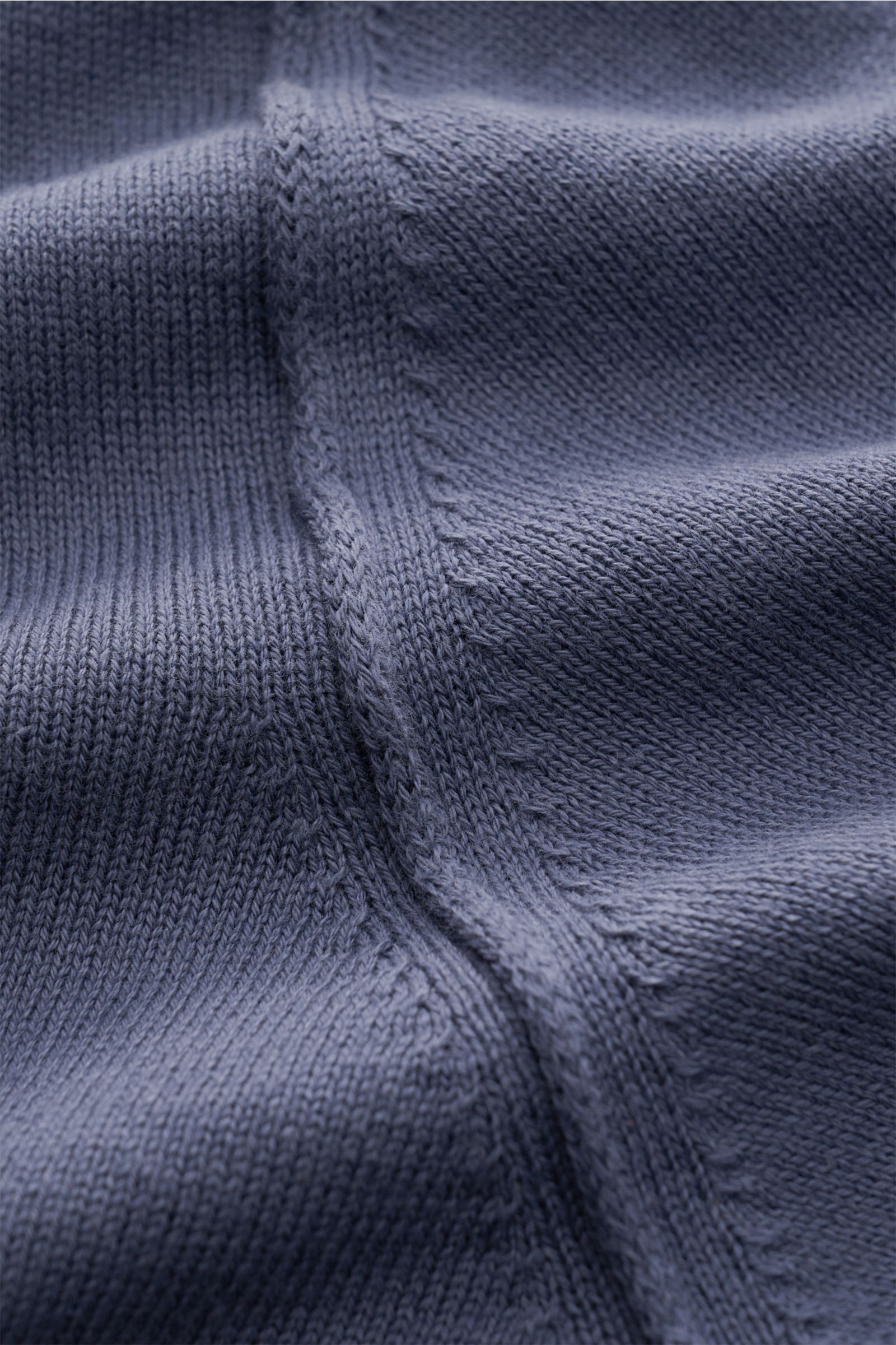 Close-up front view of the Stone Island Crew neck jumper smoky blue showing fine knit cotton fabric with outer seams and soft texture.

Description:
Timeless classic: This knitted jumper by STONE ISLAND is a casual spring companion thanks to its comfor