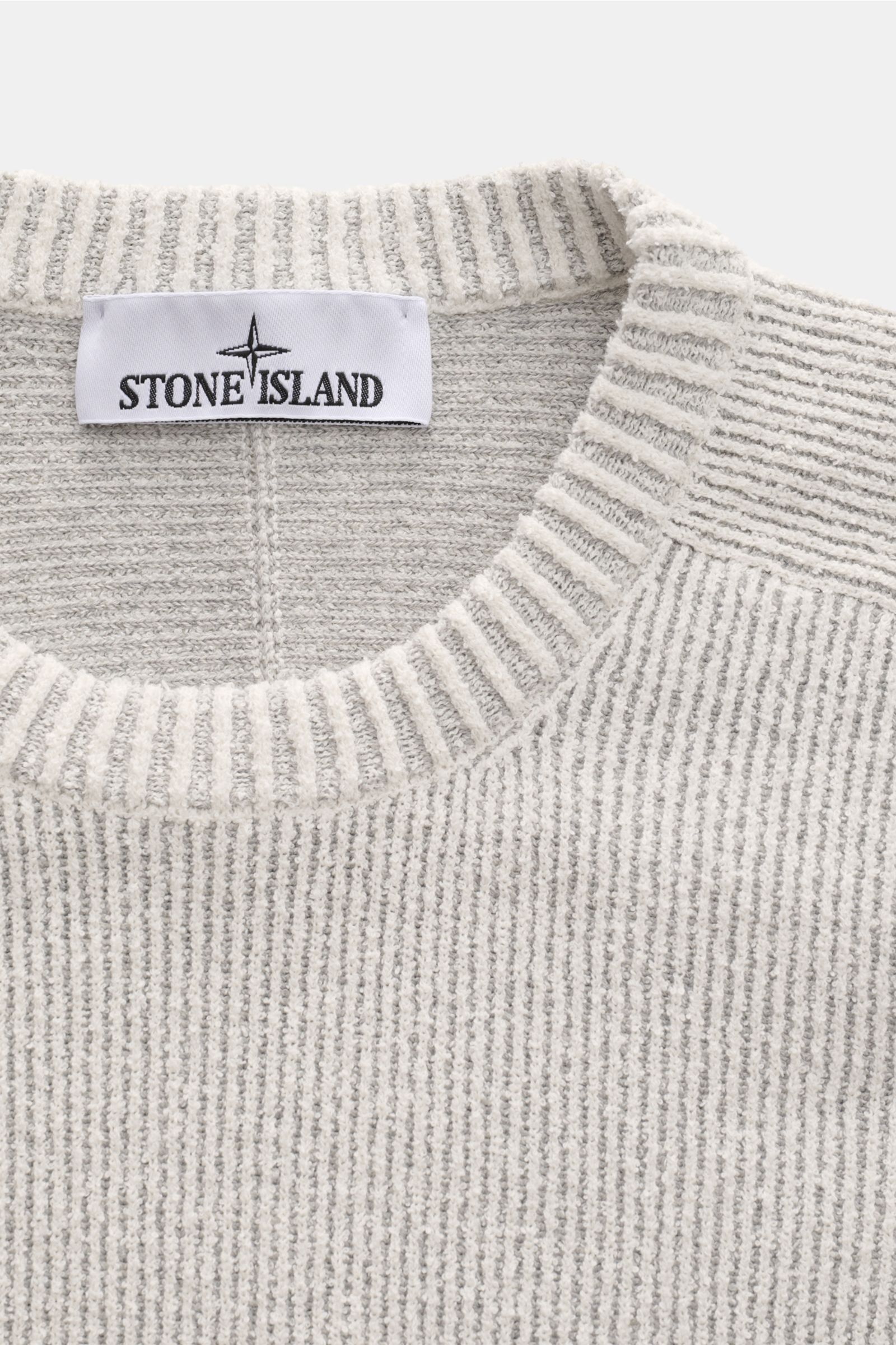 Stone Island Rundhalspullover offwhite aus Rippstrick-Loop-Garn, Slim Fit mit Rundhalsausschnitt, kernigem Griff, elastisch, Kompass-Badge, Detailfoto vom Kragen.
