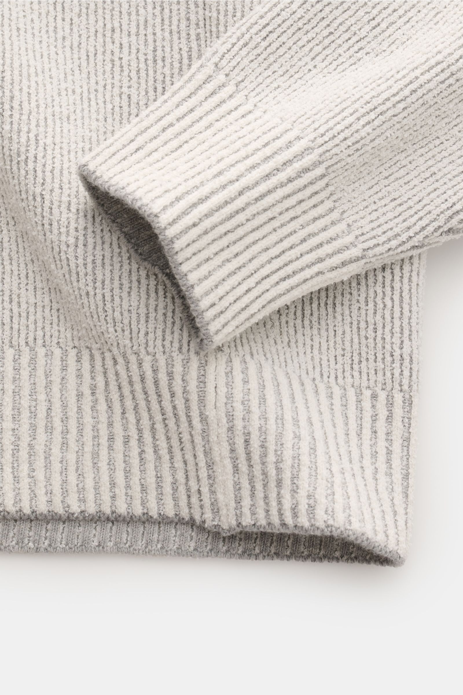 Stone Island Rundhalspullover offwhite, Detailaufnahme von Ärmel und Saum, Rippstrick aus kernigem Loop-Garn, Slim Fit, Kompass-Badge am Oberarm.