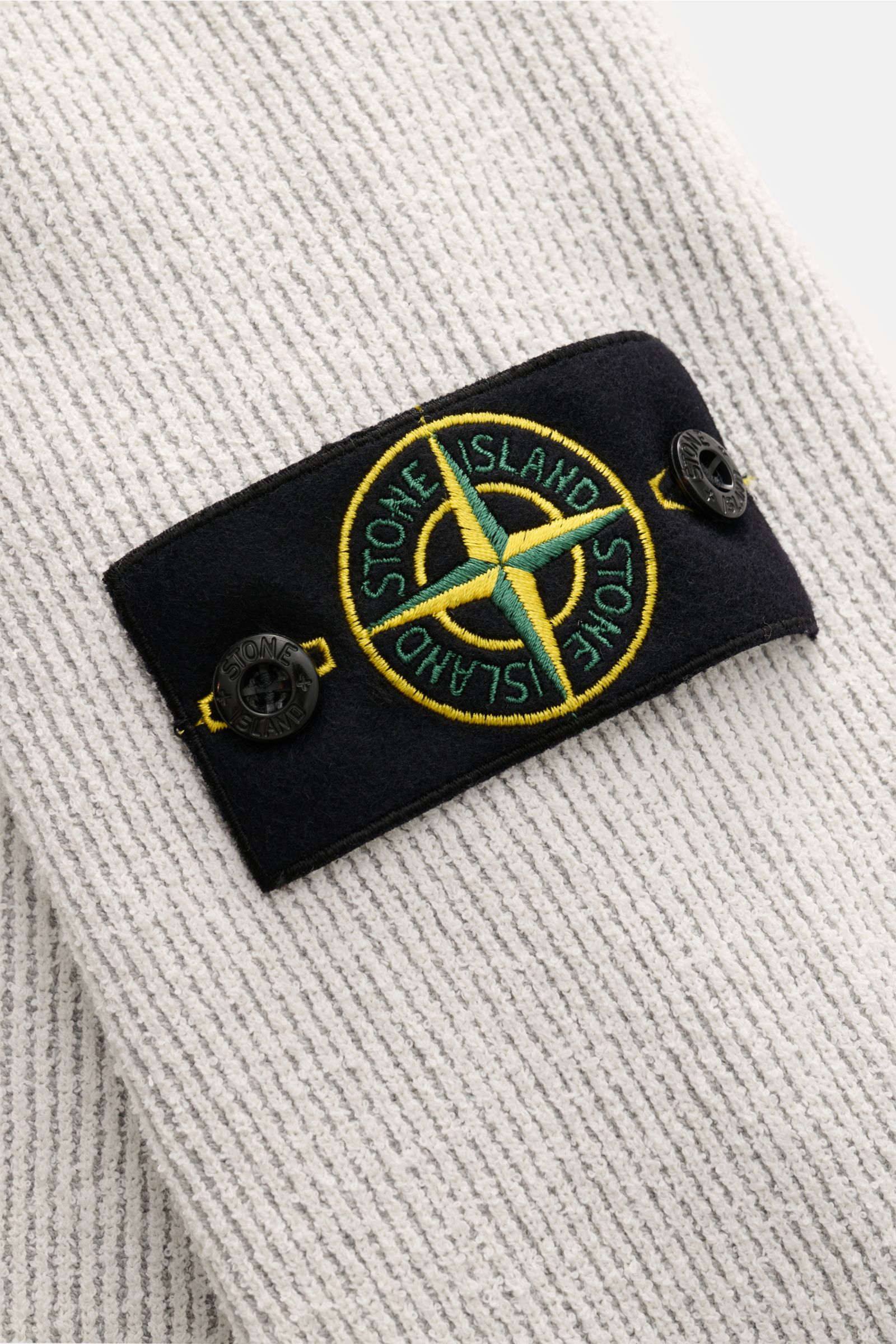 Stone Island Rundhalspullover offwhite in Rippstrick aus Loop-Garn, Detailaufnahme des Kompass-Badges am Oberarm, Slim Fit, elastisch, komfortable Rippbündchen.