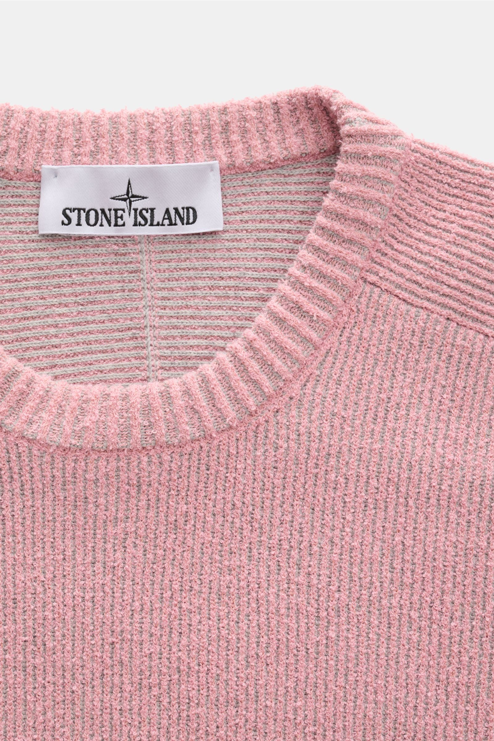 Stone Island Rundhalspullover rosé in Slim Fit, Rippstrick aus Baumwolle und Microfaser, Detailaufnahme von oben mit Rundhalsausschnitt.