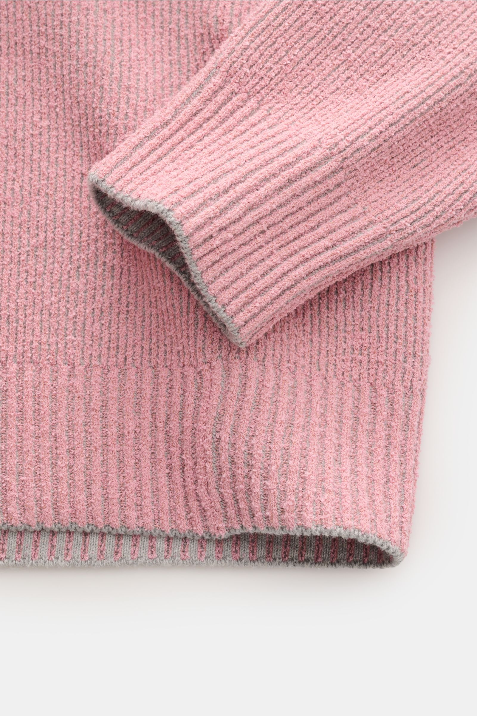 Stone Island Rundhalspullover rosé im Slim Fit, Detailansicht von Ärmel und Saum, Rippstrick aus Loop-Garn, Kompass-Badge am Oberarm.