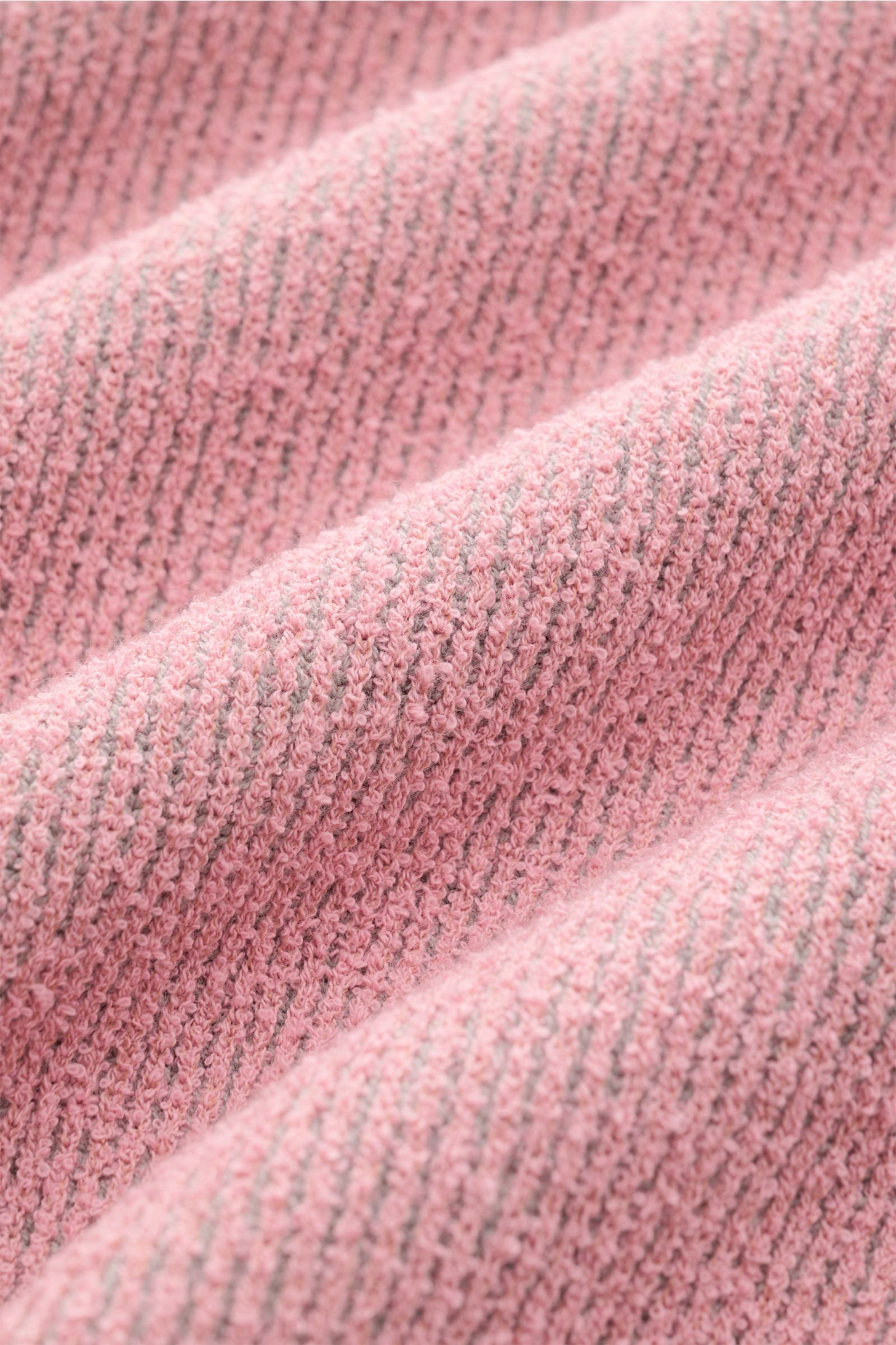 Stone Island Rundhalspullover rosé Nahaufnahme des kernigen Loop-Garn-Rippstricks, der moderne, sportliche Slim Fit-Qualität zeigt.