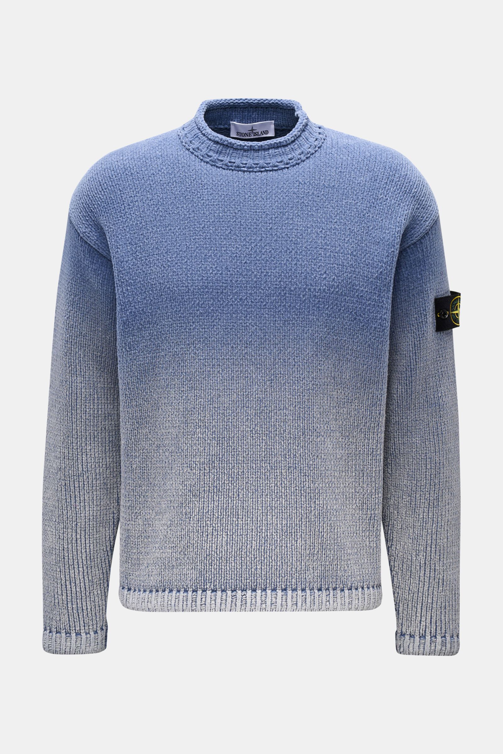 Stone Island Mock Neck Pullover 'Sprayed Chenille' rauchblau, front view, blue cotton knit with spray effect and compass badge on upper arm.

Strick-Highlight: Der STONE ISLAND Chenille-Pullover besticht durch seinen charakteristischen Sprayeffekt und 