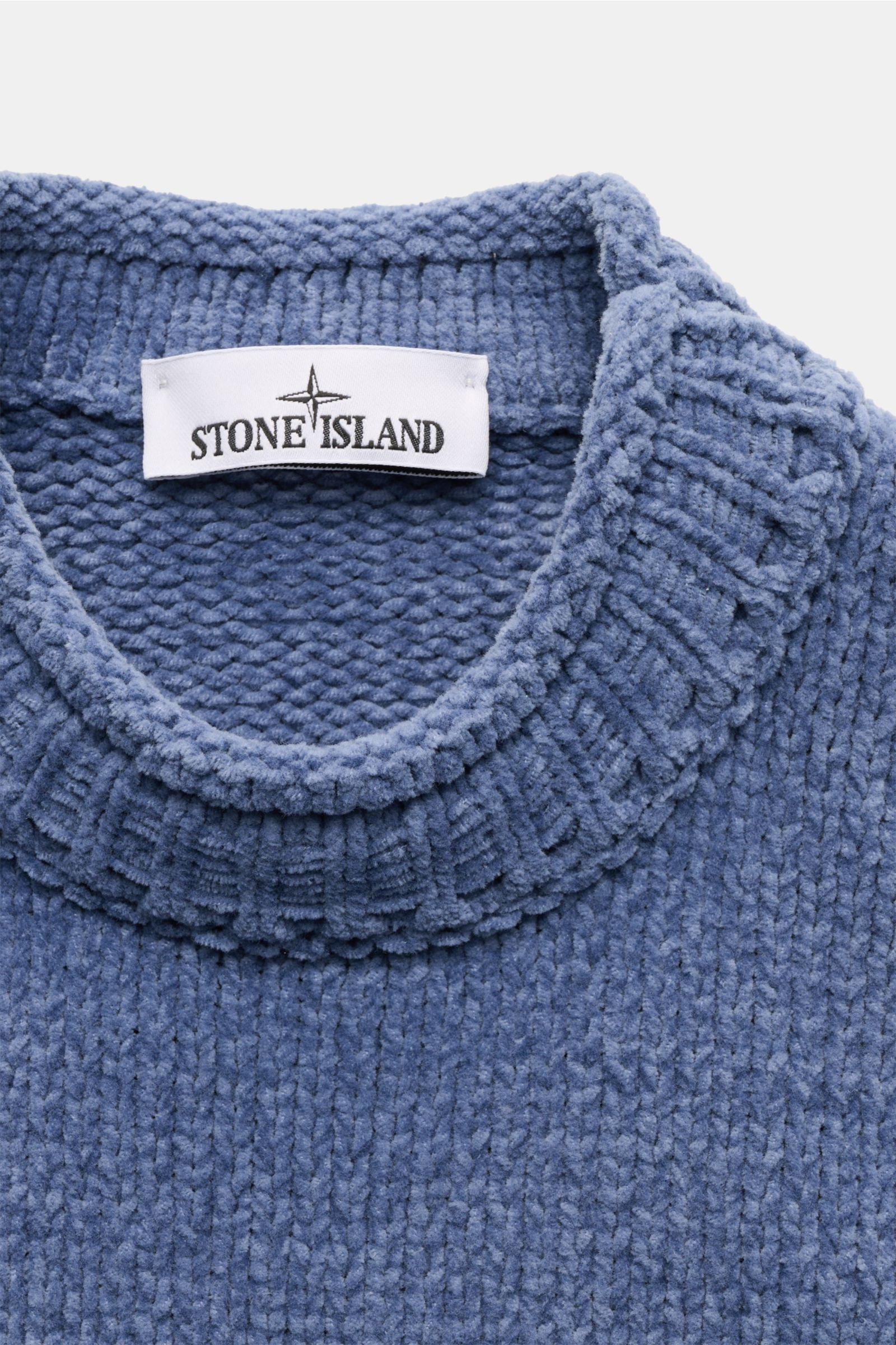 Close-up front view of Stone Island Mock Neck Pullover 'Sprayed Chenille' rauchblau in chenille knit with a stand-up collar and Stone Island label.

Additional description: Strick-Highlight: Der STONE ISLAND Chenille-Pullover besticht durch seinen char